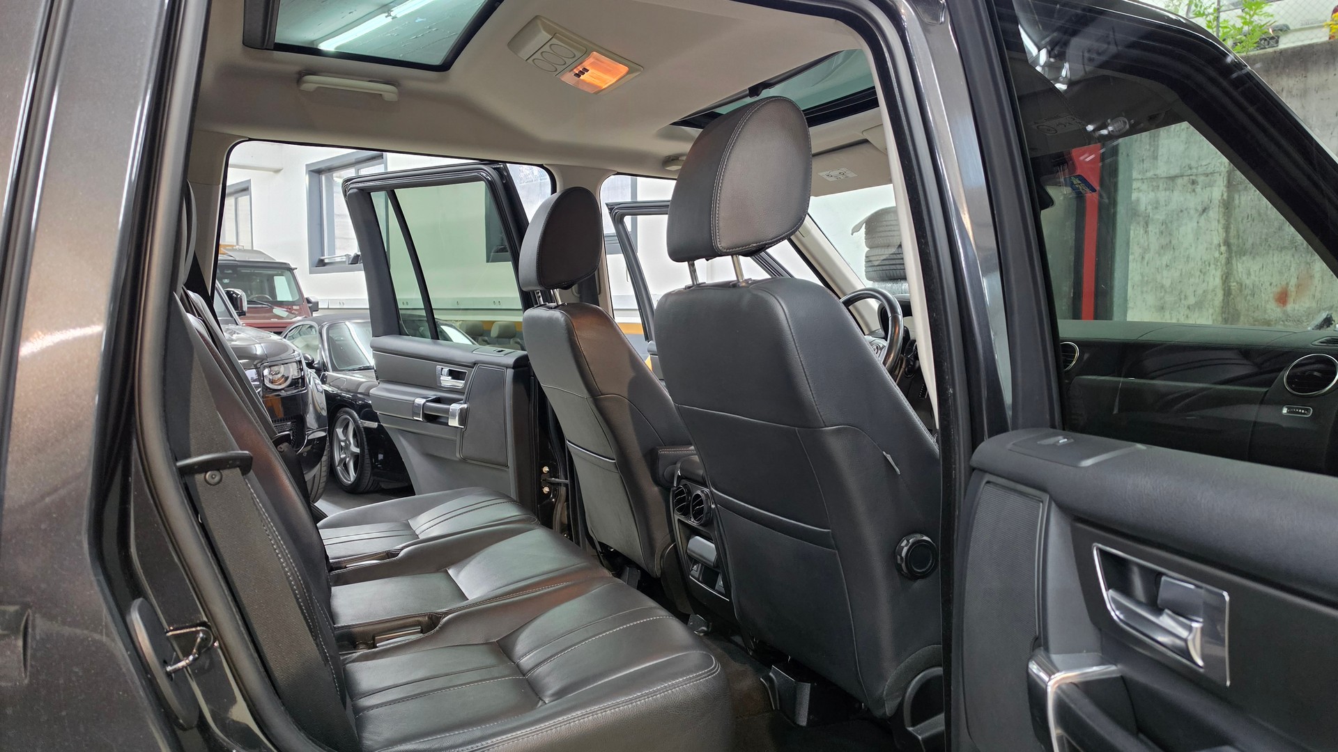 LAND ROVER Discovery 3.0 SDV6 HSE Automatic-image-21