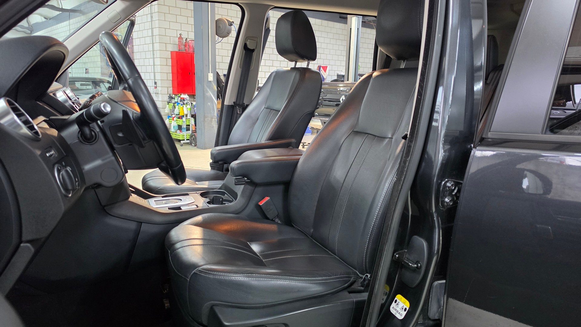 LAND ROVER Discovery 3.0 SDV6 HSE Automatic-image-24