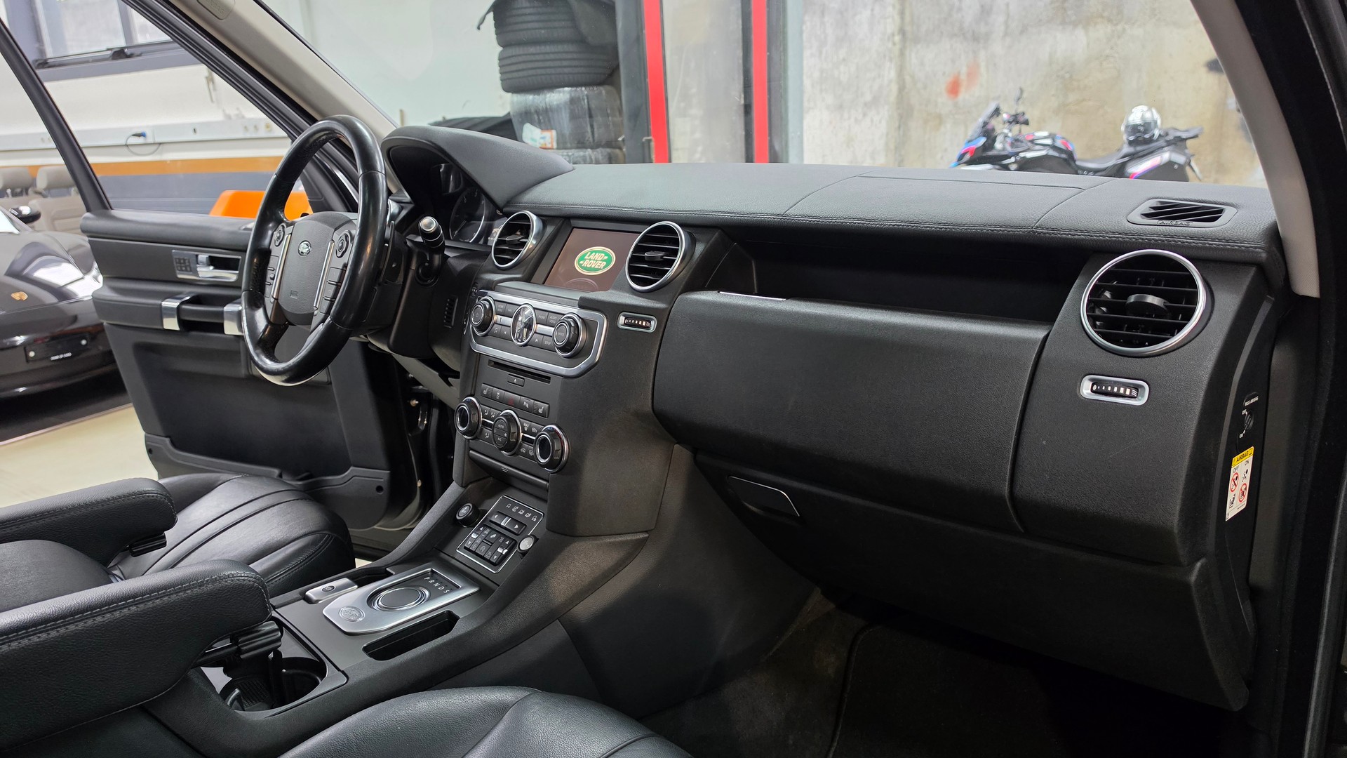 LAND ROVER Discovery 3.0 SDV6 HSE Automatic-image-17