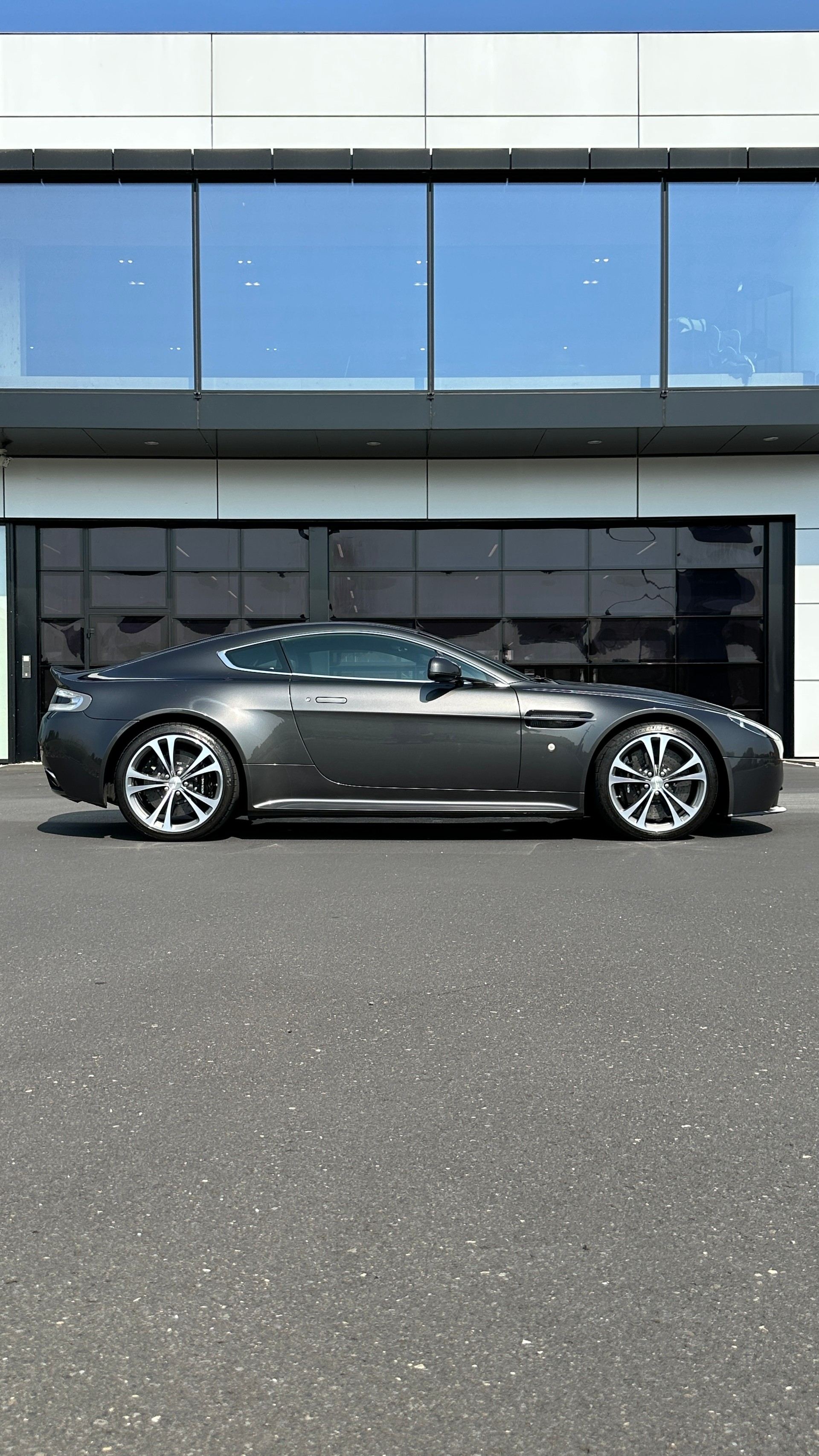 ASTON MARTIN V12 Vantage 5.9-image-9