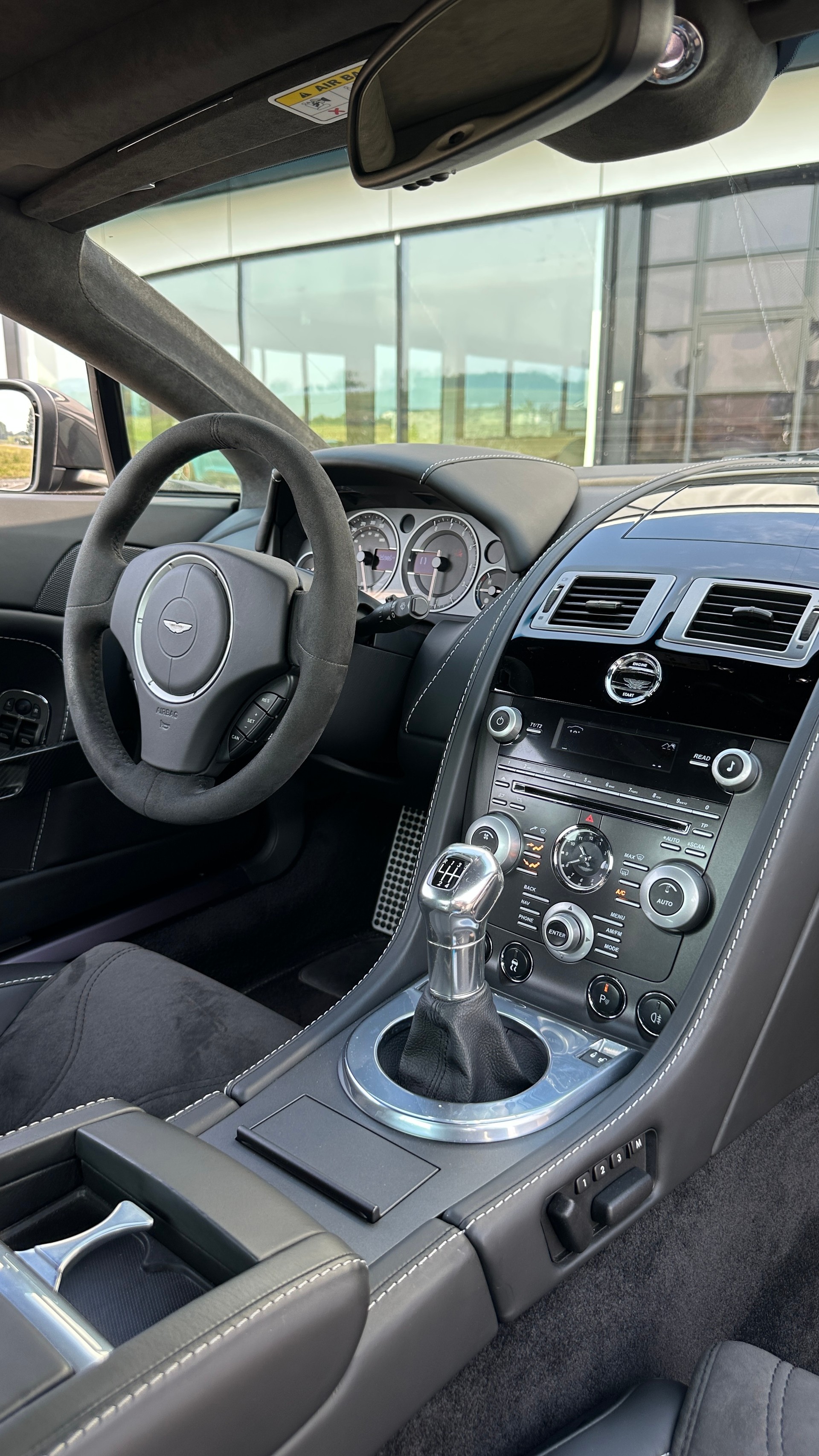 ASTON MARTIN V12 Vantage 5.9-image-15