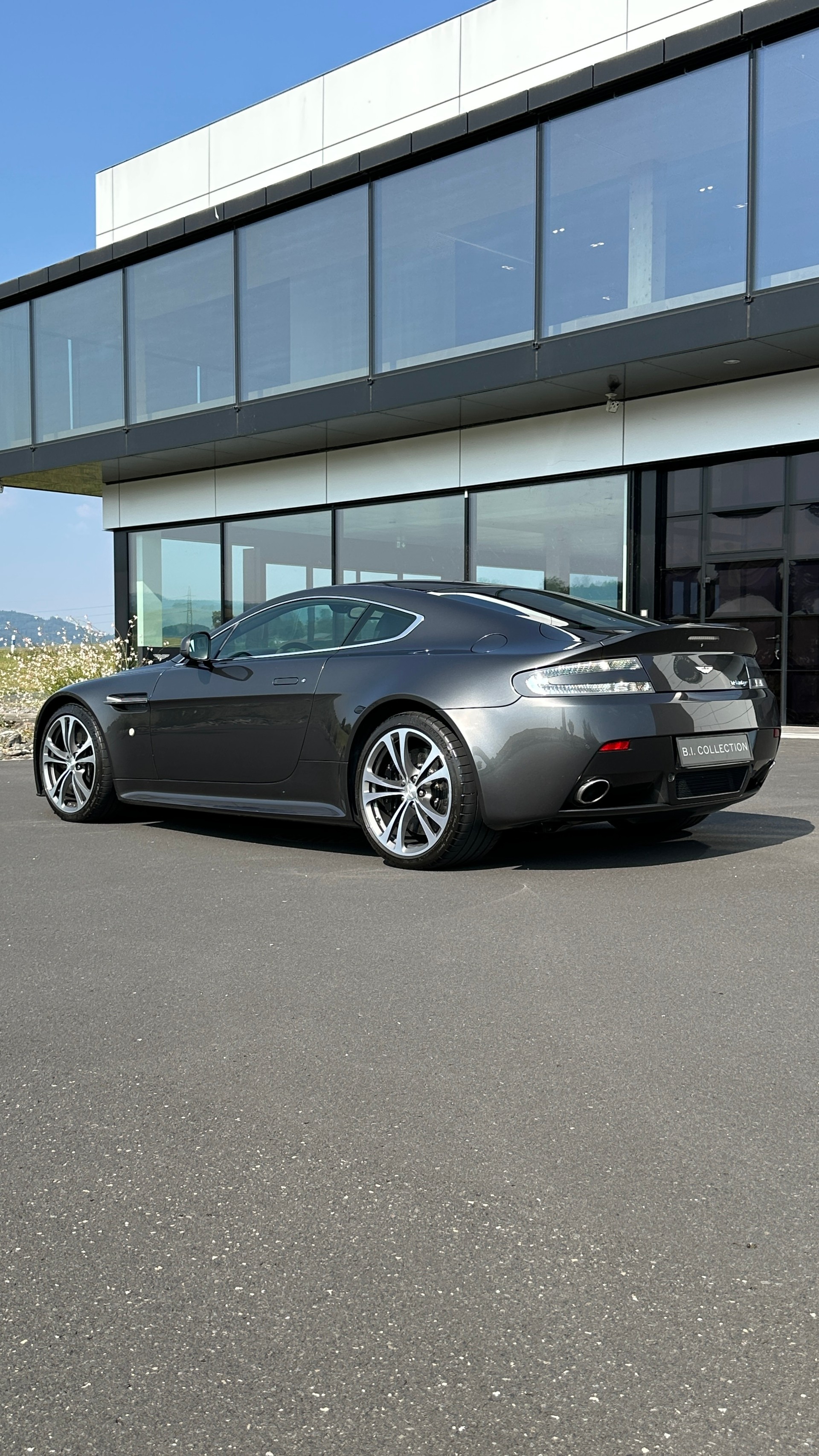 ASTON MARTIN V12 Vantage 5.9-image-4