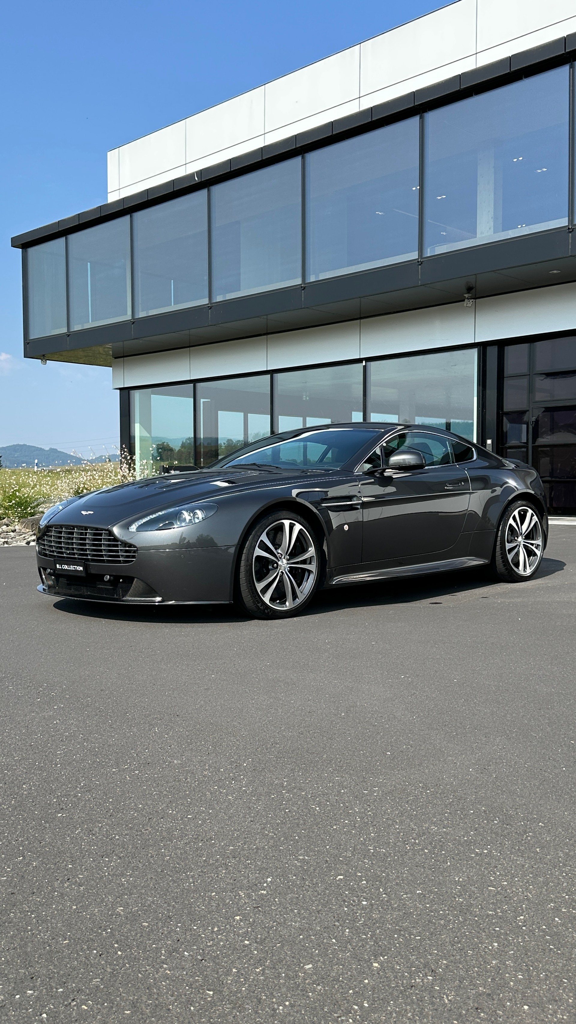 ASTON MARTIN V12 Vantage 5.9-image-6