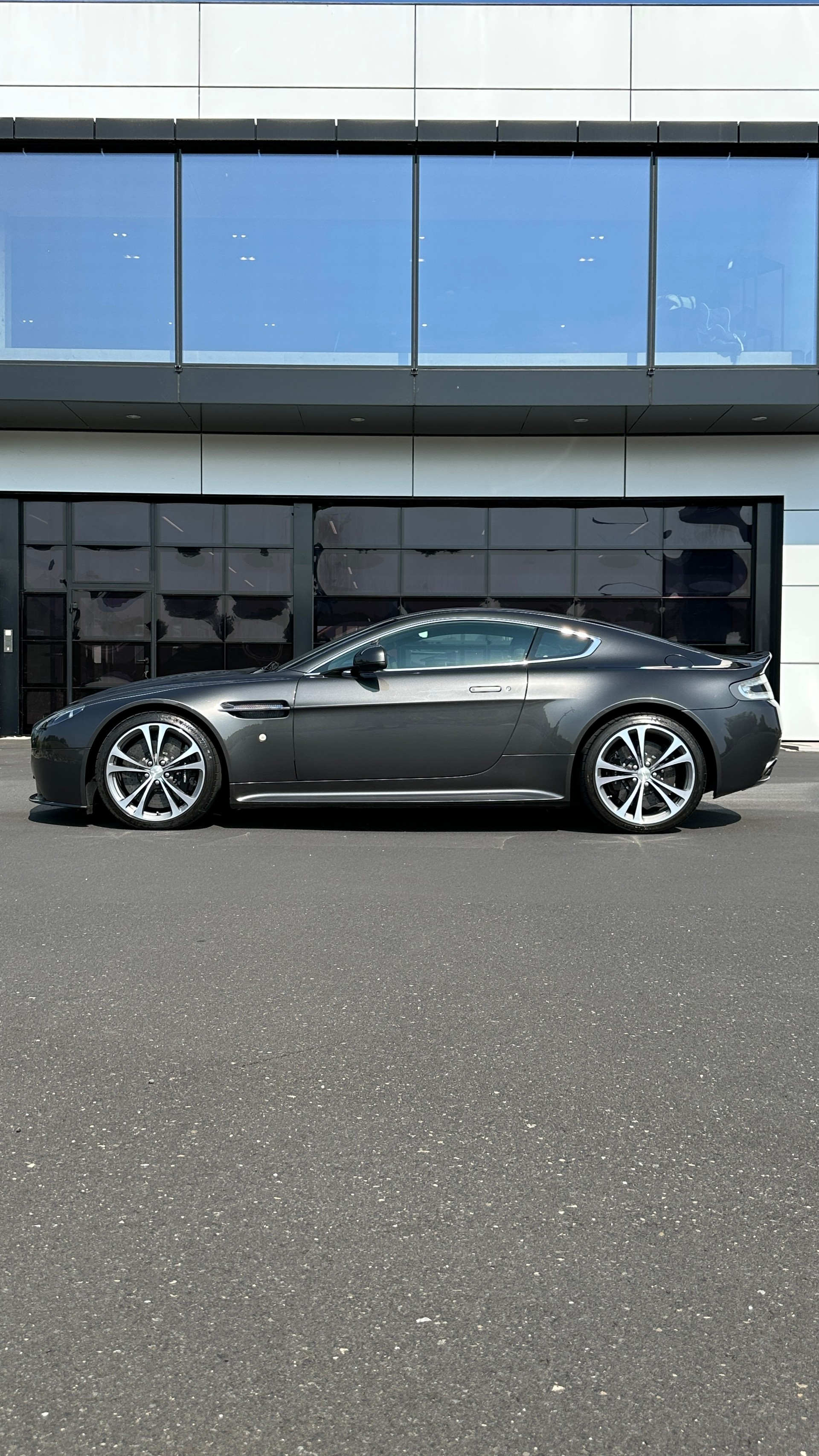 ASTON MARTIN V12 Vantage 5.9-image-5