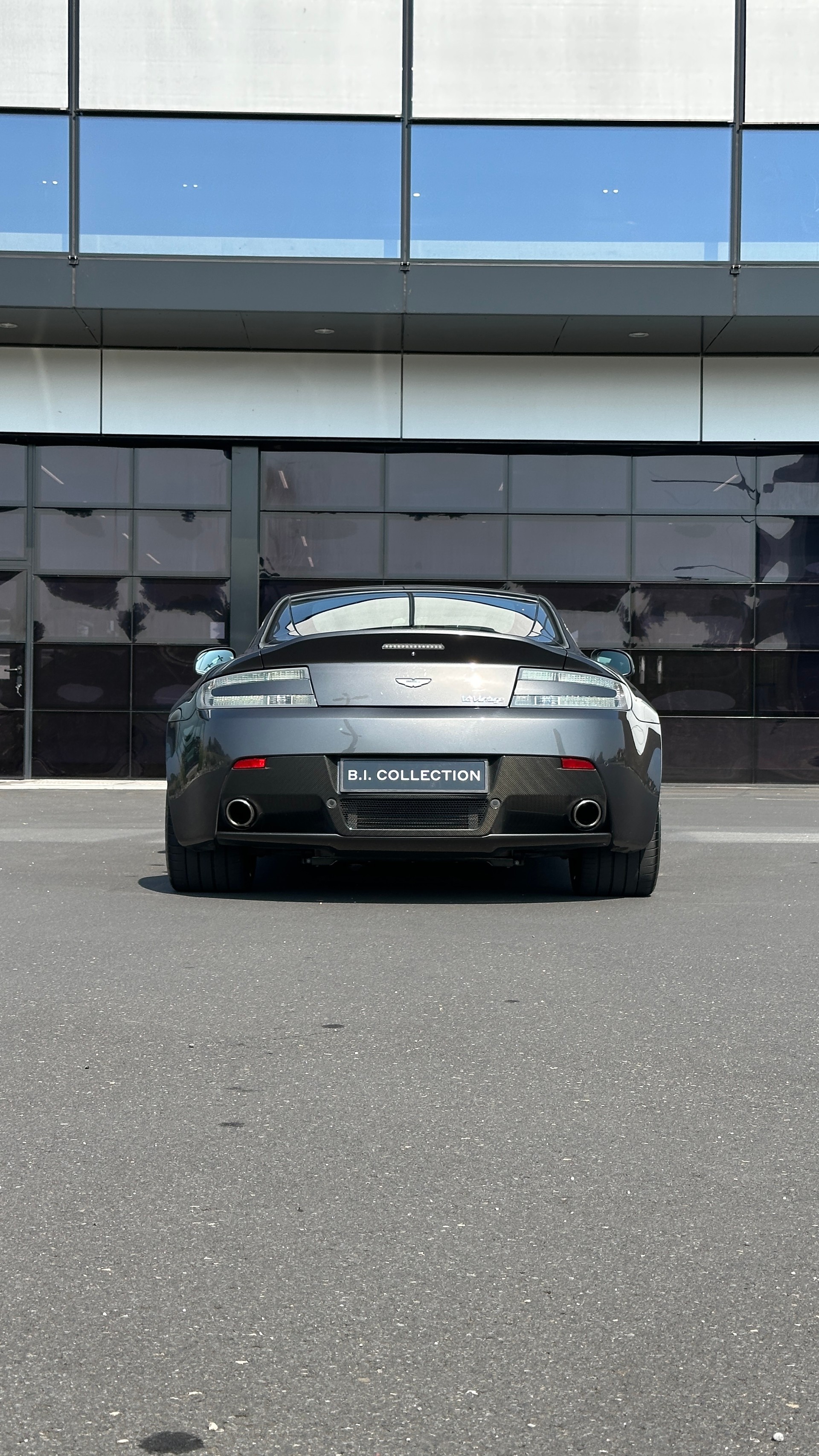 ASTON MARTIN V12 Vantage 5.9-image-11