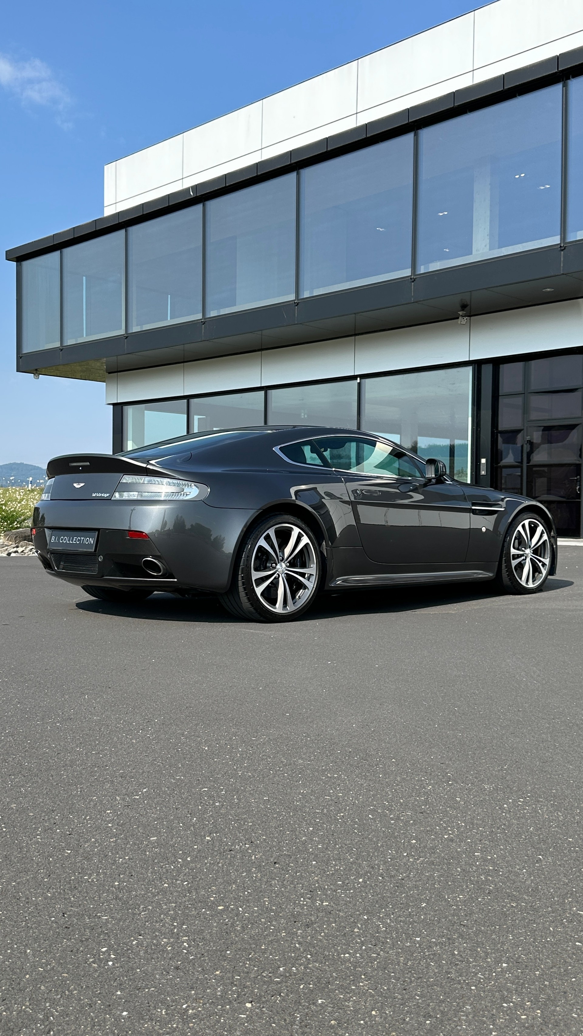 ASTON MARTIN V12 Vantage 5.9-image-10