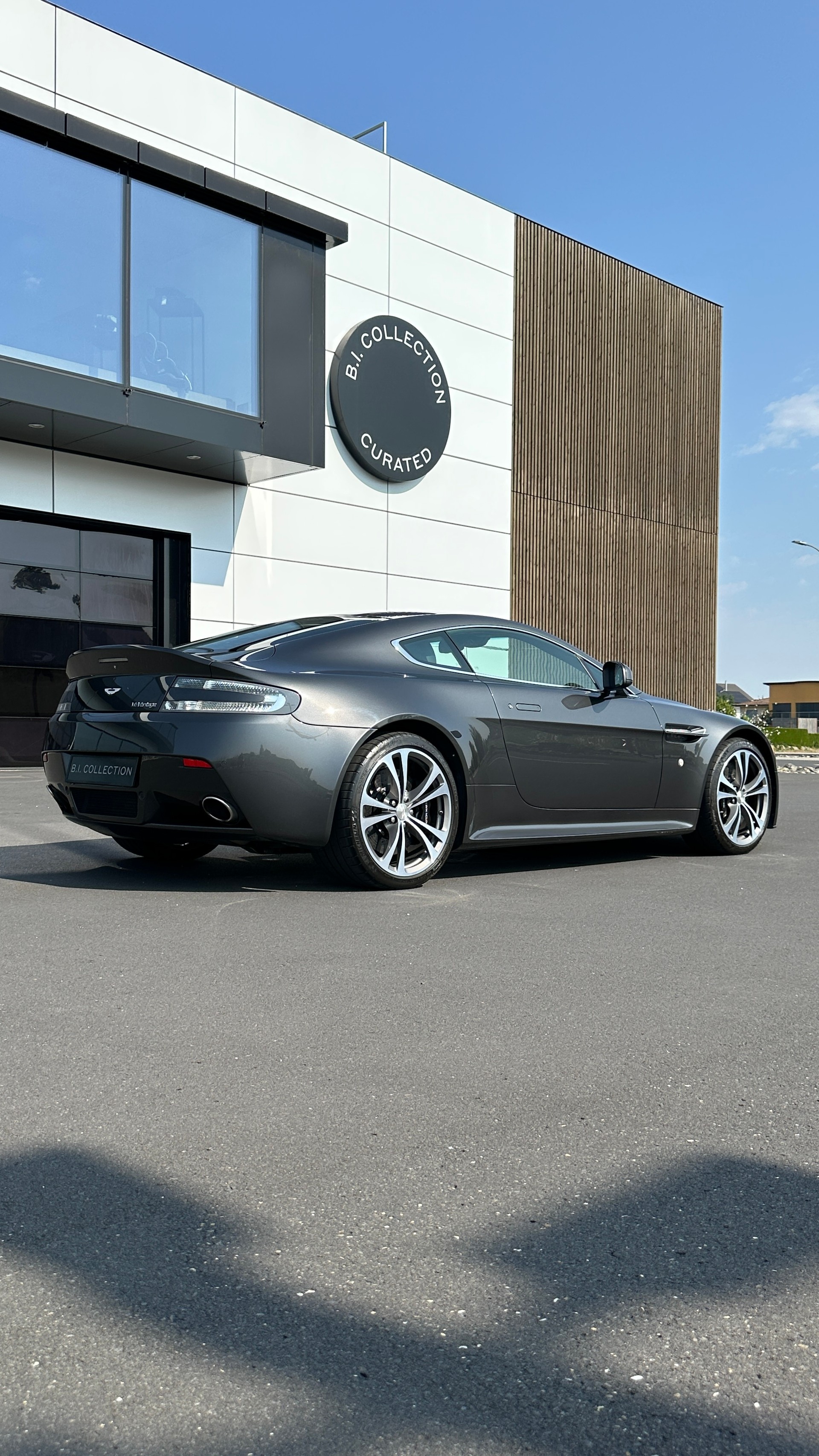 ASTON MARTIN V12 Vantage 5.9-showroom-element-3