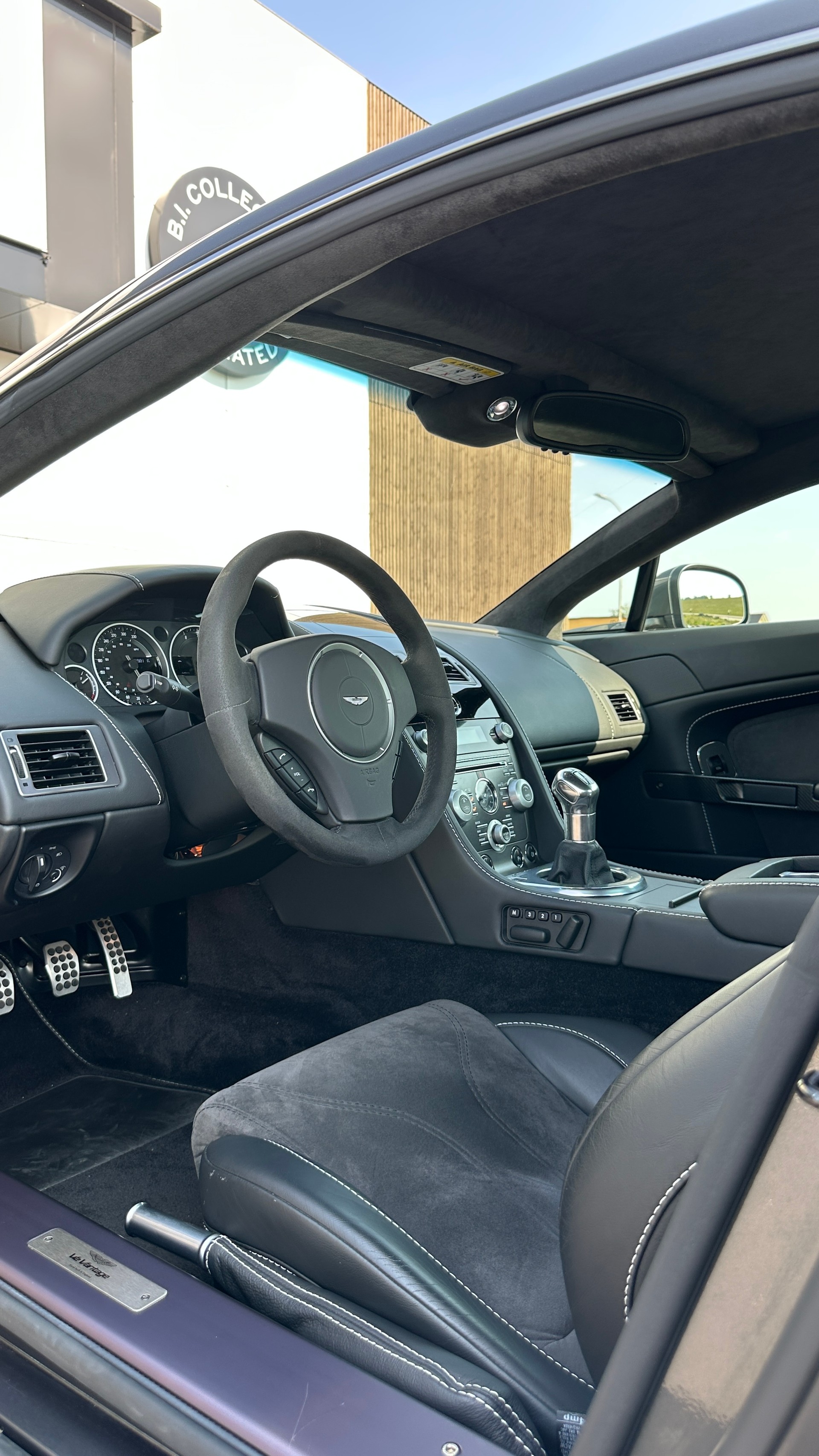 ASTON MARTIN V12 Vantage 5.9-image-13