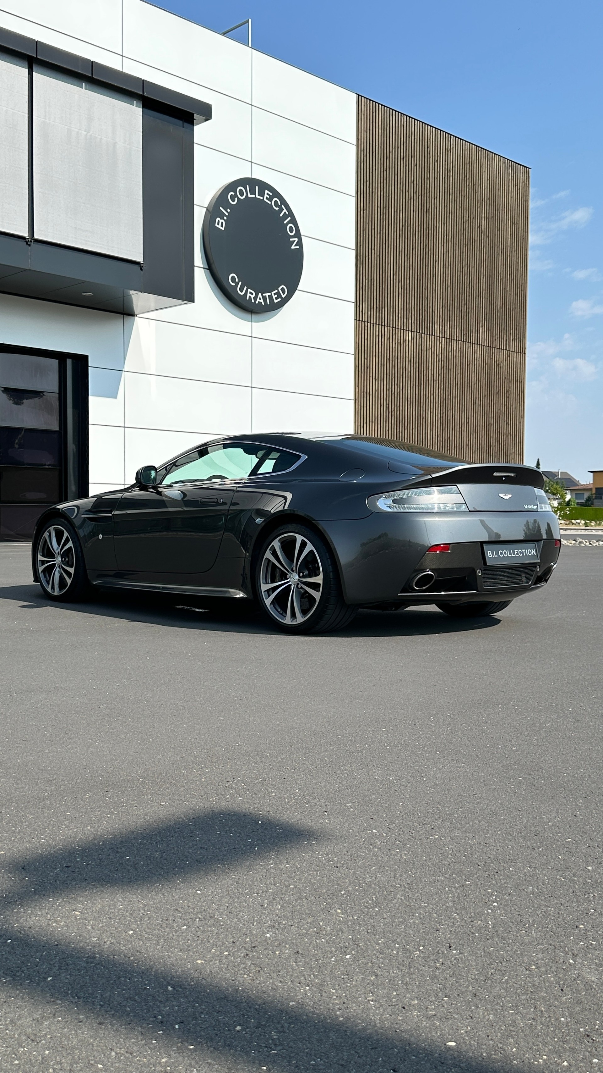 ASTON MARTIN V12 Vantage 5.9-showroom-element-2