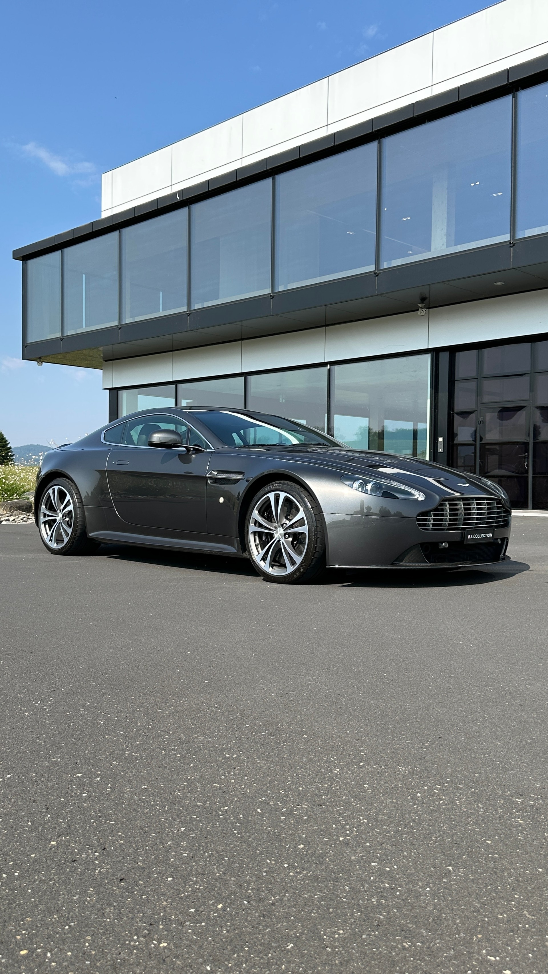 ASTON MARTIN V12 Vantage 5.9-image-8