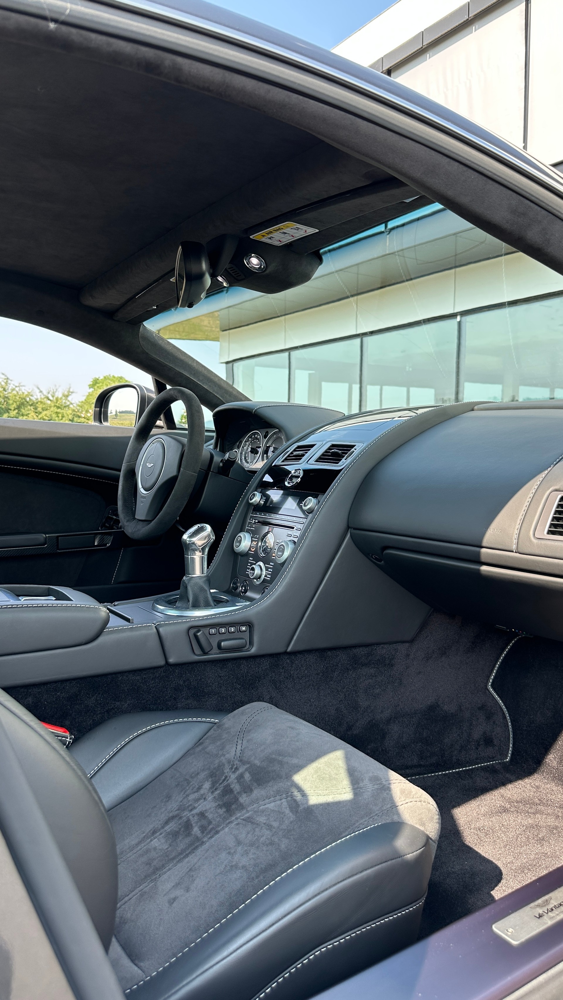 ASTON MARTIN V12 Vantage 5.9-image-14