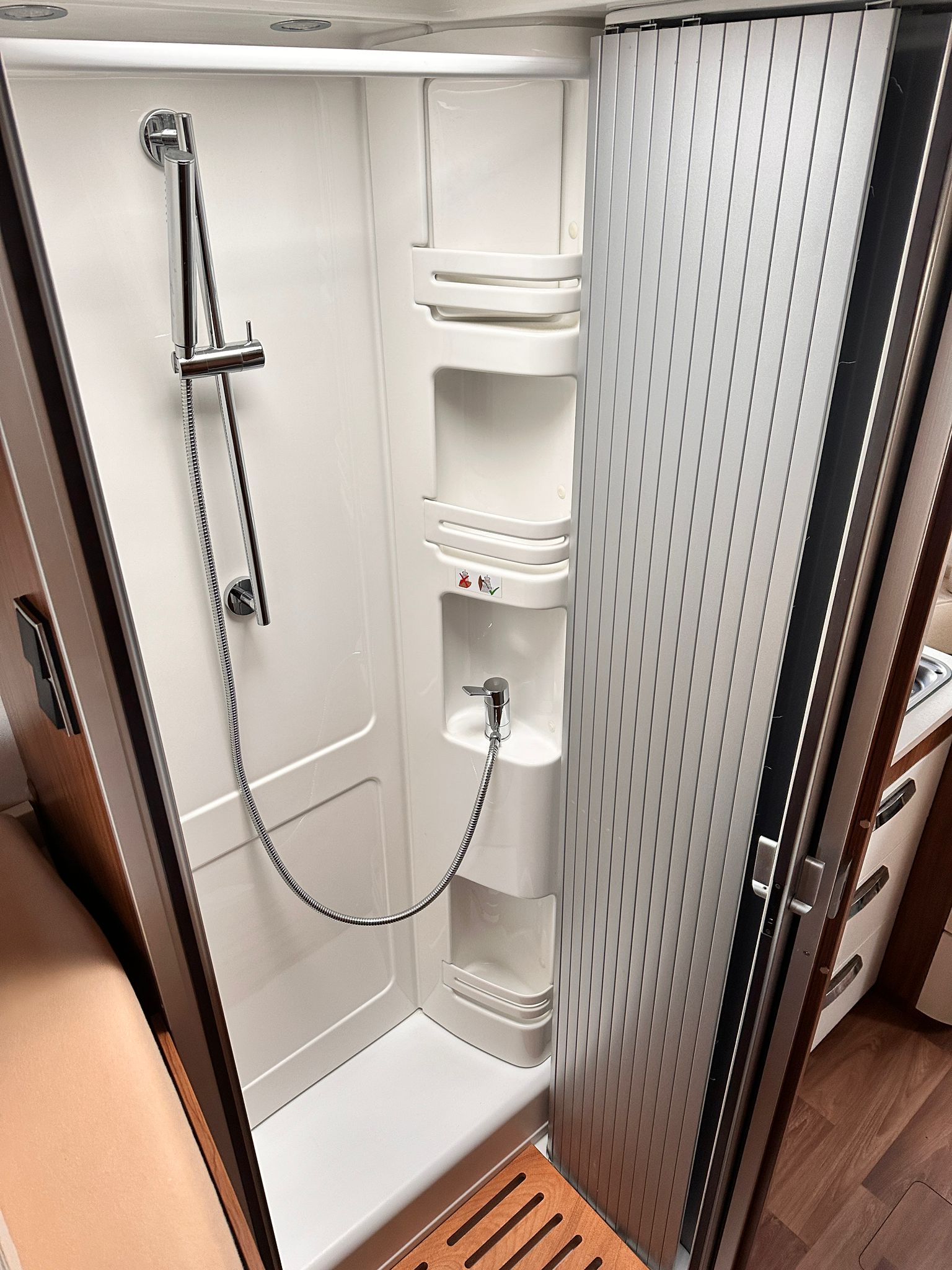 HYMER B 704*** ein absoluter Klassiker unter den vollintegrierten Oberklasse-Wohnmobilen***-image-25