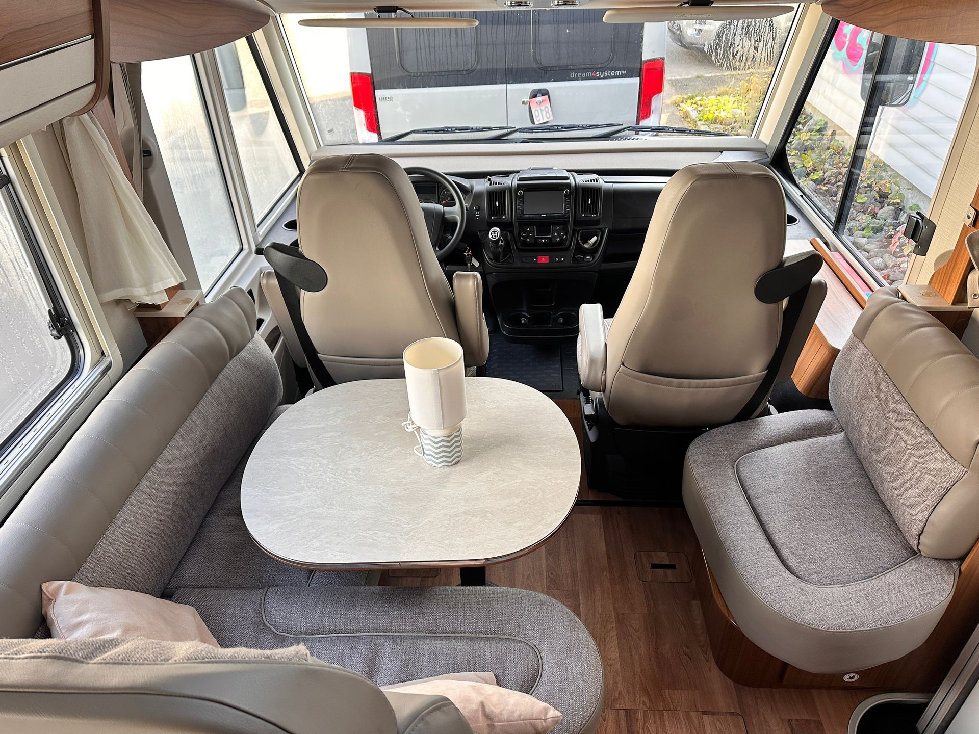 HYMER B 704*** ein absoluter Klassiker unter den vollintegrierten Oberklasse-Wohnmobilen***-showroom-element-1