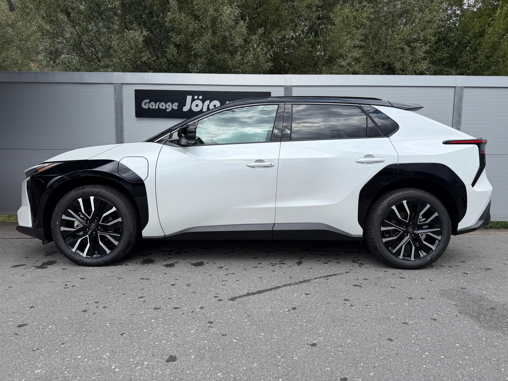 TOYOTA bZ4X Premium AWD-image-2