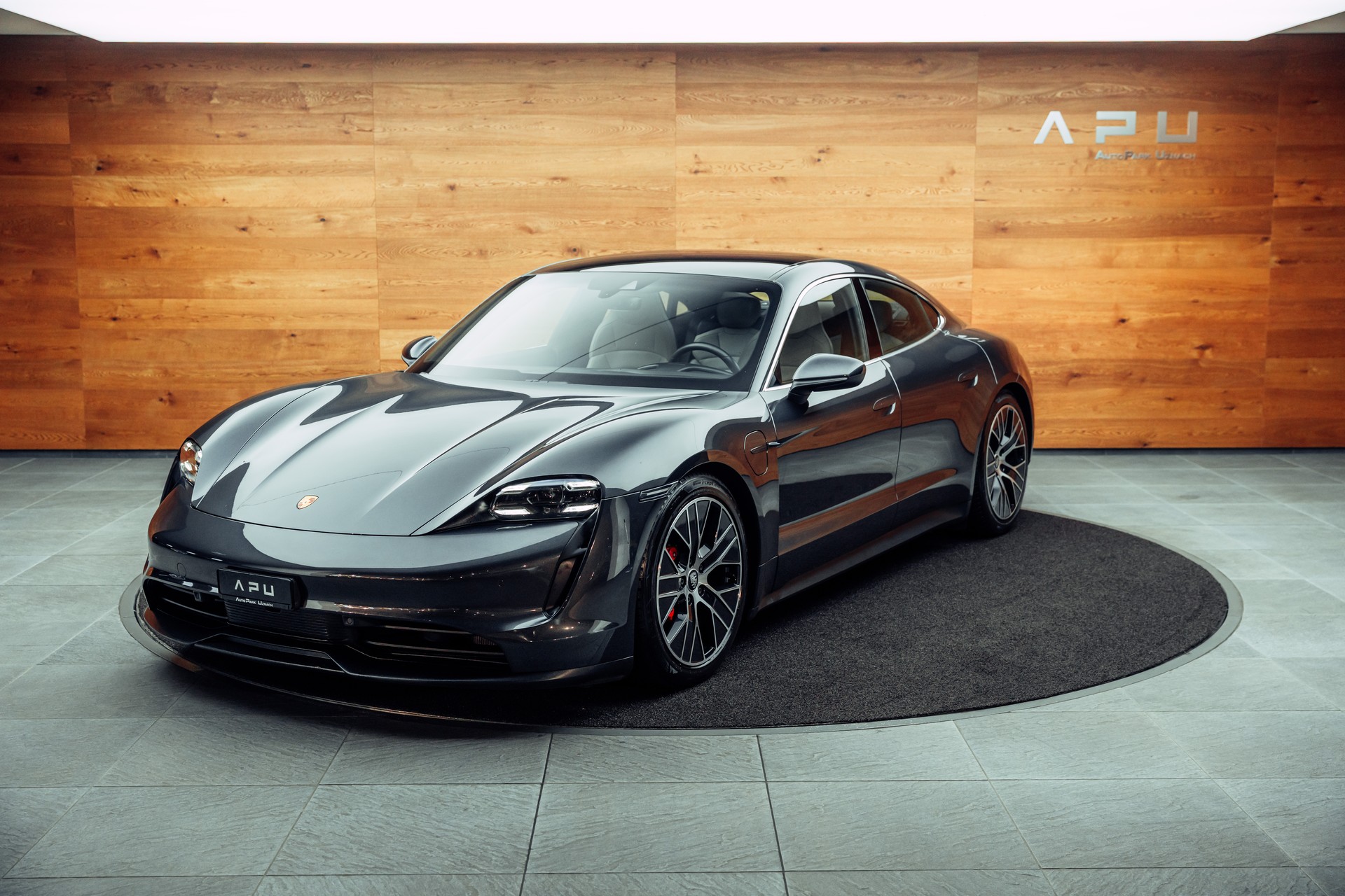 PORSCHE Taycan 4S-showroom-element-3