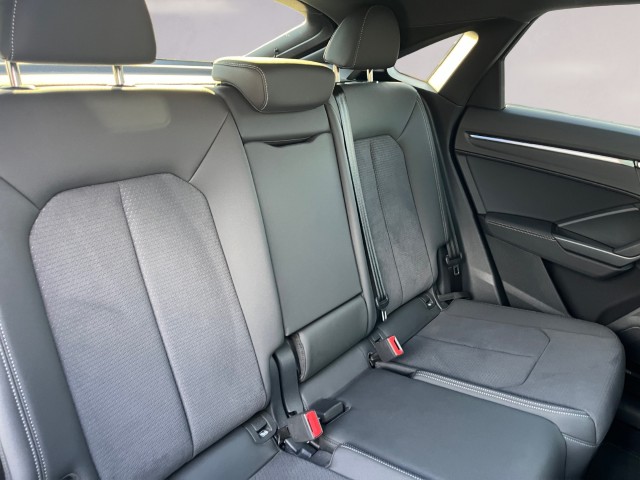 AUDI Q3 45 TFSI S line quattro S-tronic-image-17