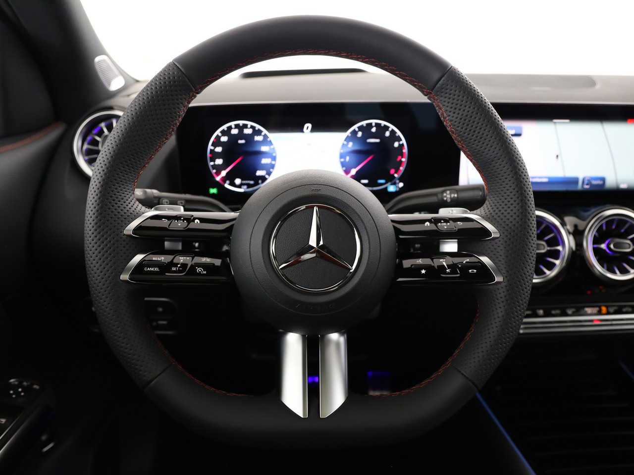 MERCEDES-BENZ GLA 200 7G-DCT-image-14