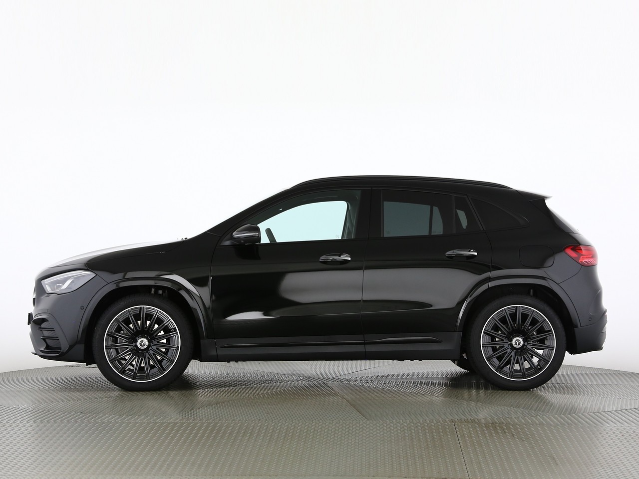 MERCEDES-BENZ GLA 200 7G-DCT-showroom-element-2