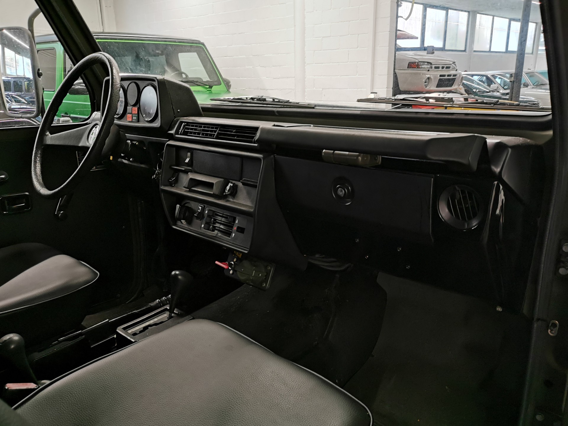 MERCEDES-BENZ G 230 Puch GE 230 G-Klasse G Wagon 460 Militärfahrzeug 8-Plätzer Hutchinson MATT KOMPLETT RESTAURIERT-image-11