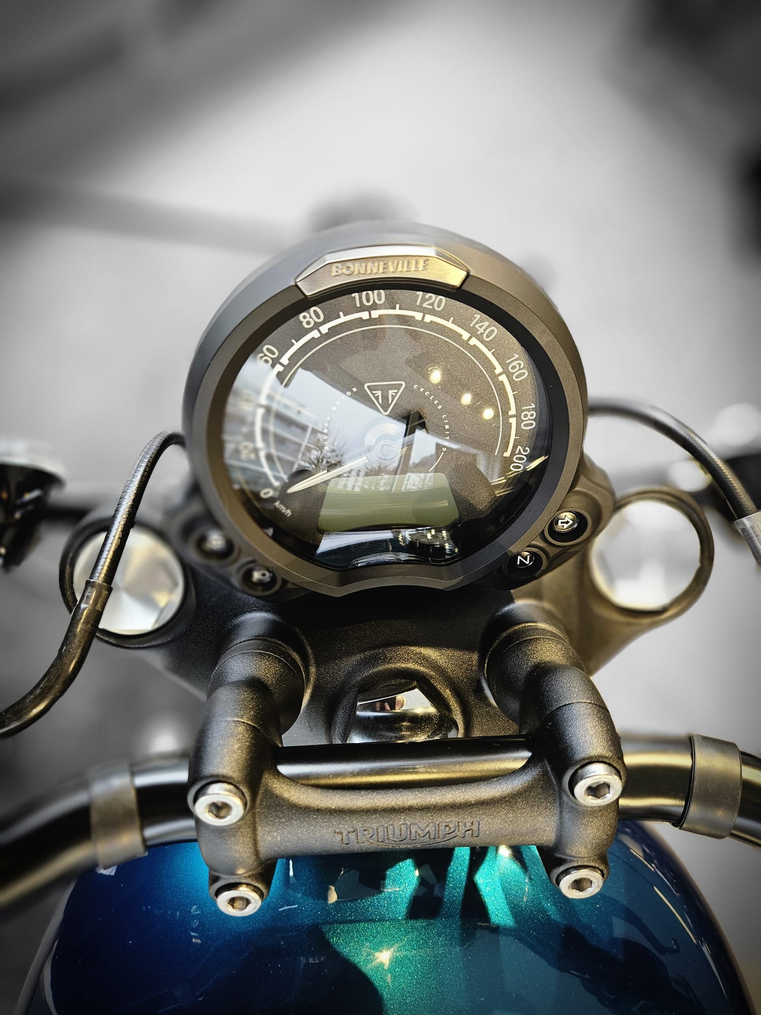 TRIUMPH Bonneville 1200 Bobber-image-6