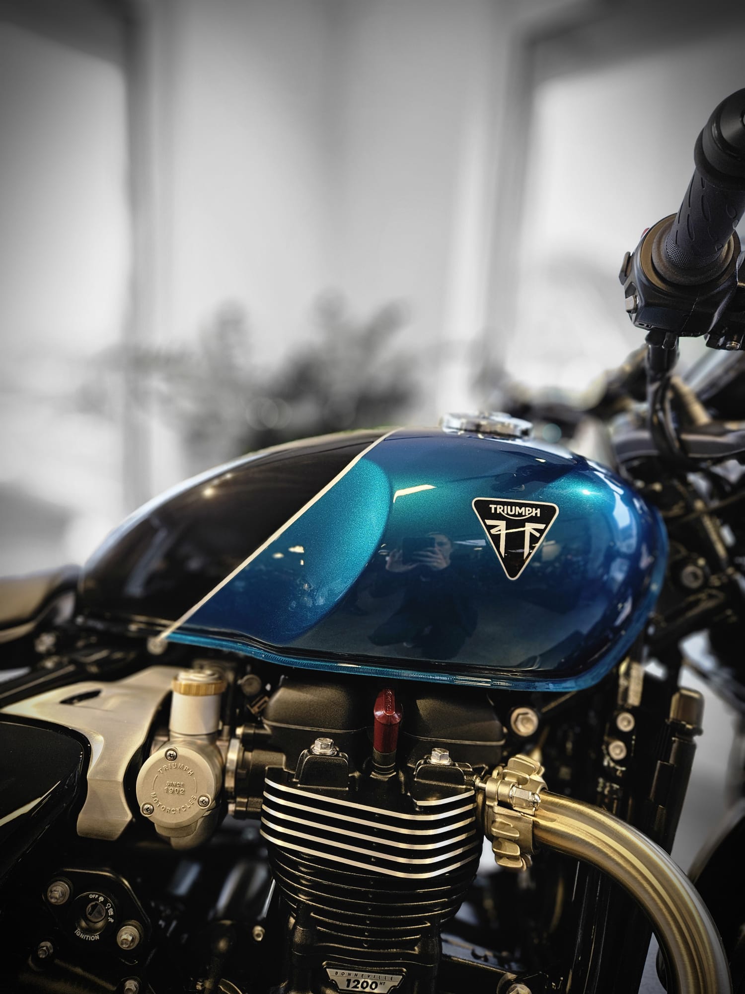 TRIUMPH Bonneville 1200 Bobber-image-4