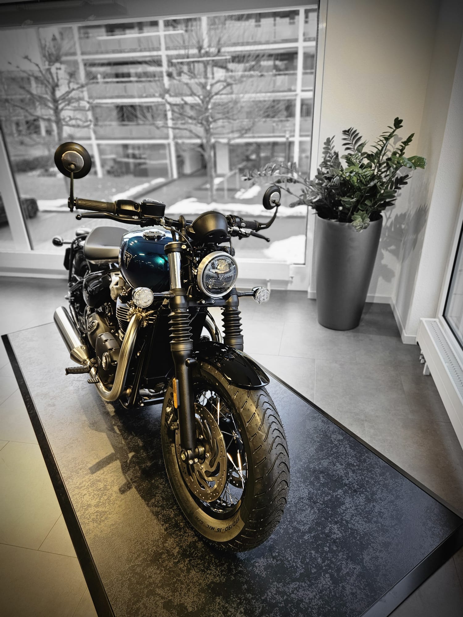TRIUMPH Bonneville 1200 Bobber-image-2