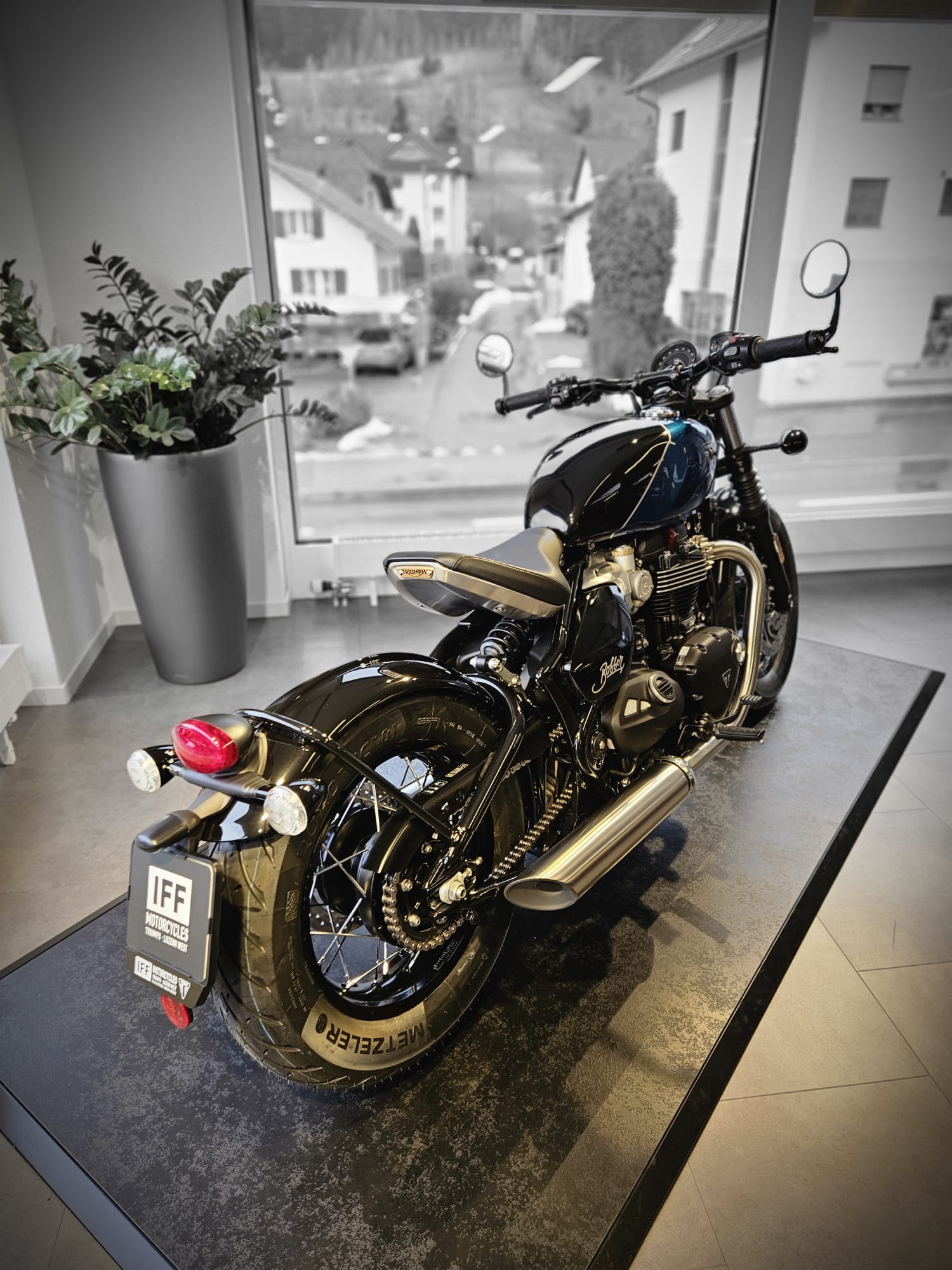 TRIUMPH Bonneville 1200 Bobber-image-3