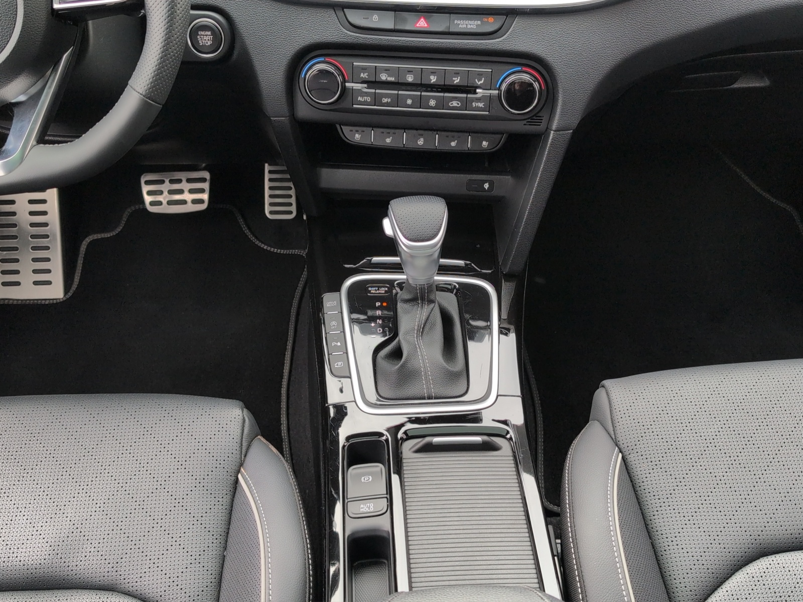 KIA Ceed Sportswagon 1.5 T-GDi MHEV GT-Line DCT / Panorama-Glasdach / Lederausstattung / Winterräder Alu 16" / Garantie bis 2031-image-12