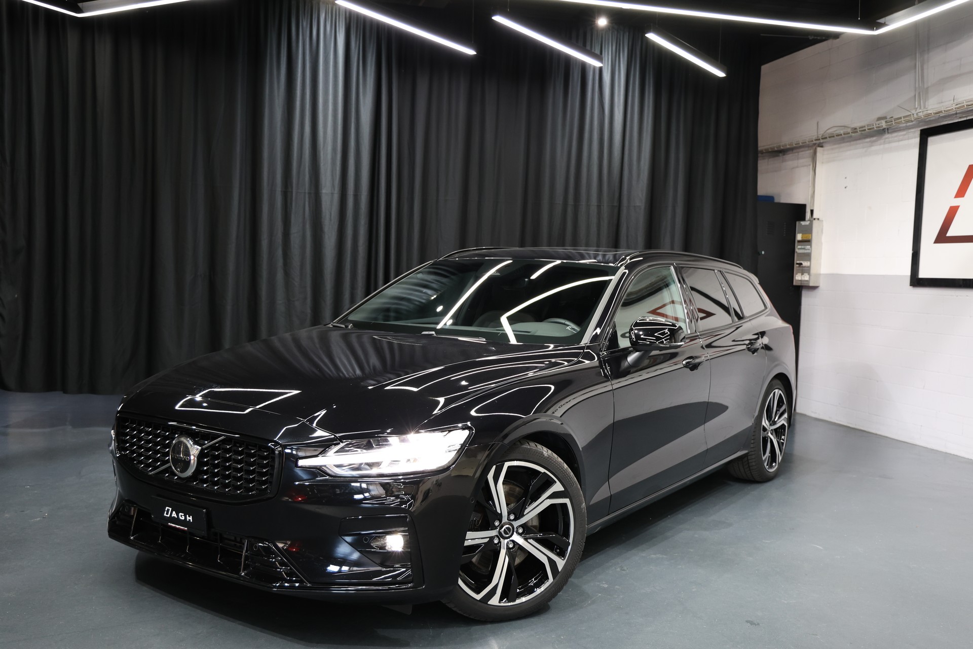 VOLVO V60 B4 Benzin Mild Hybrid Ultimate Dark DCT