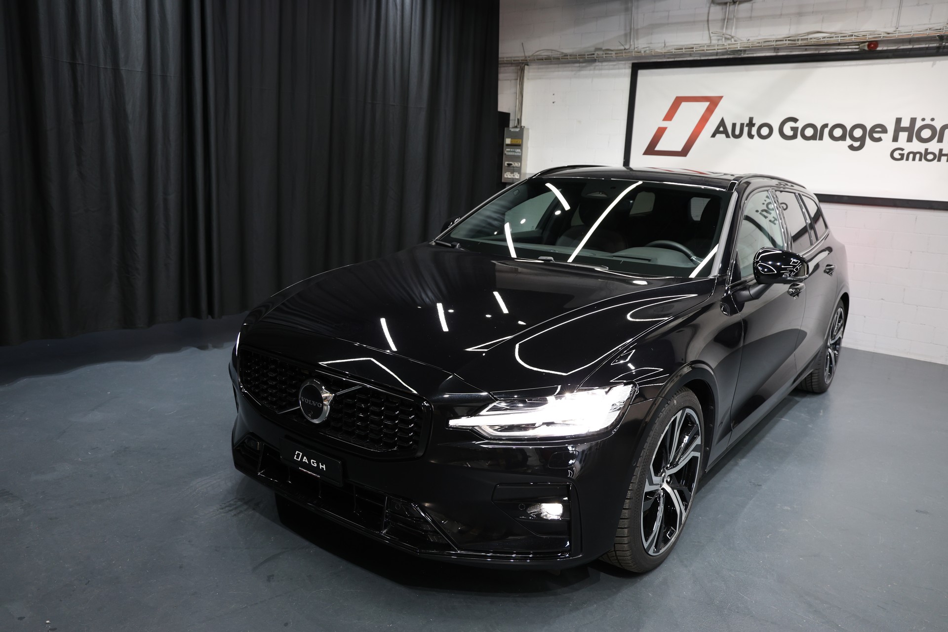 VOLVO V60 B4 Benzin Mild Hybrid Ultimate Dark DCT-showroom-element-1
