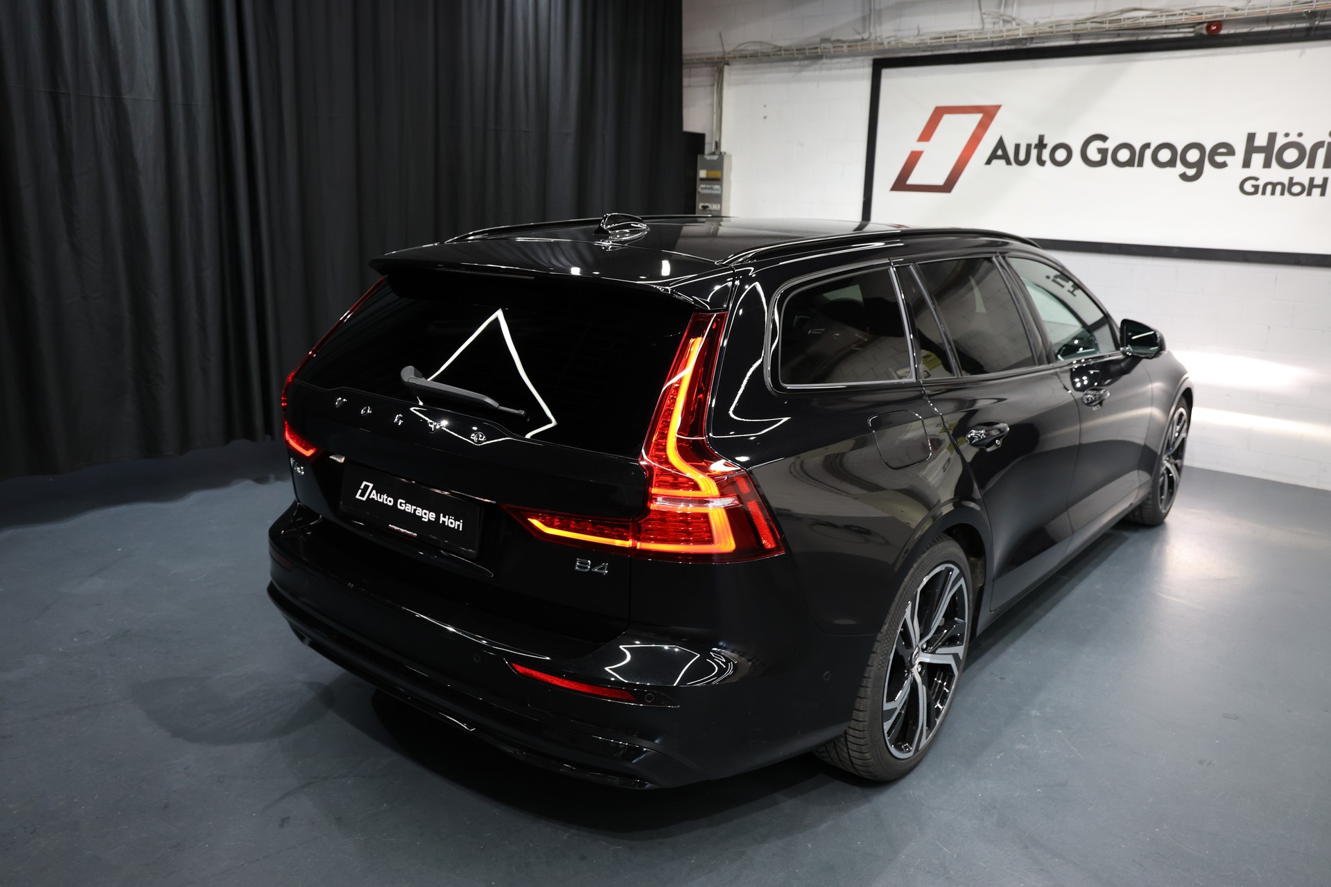 VOLVO V60 B4 Benzin Mild Hybrid Ultimate Dark DCT-image-11