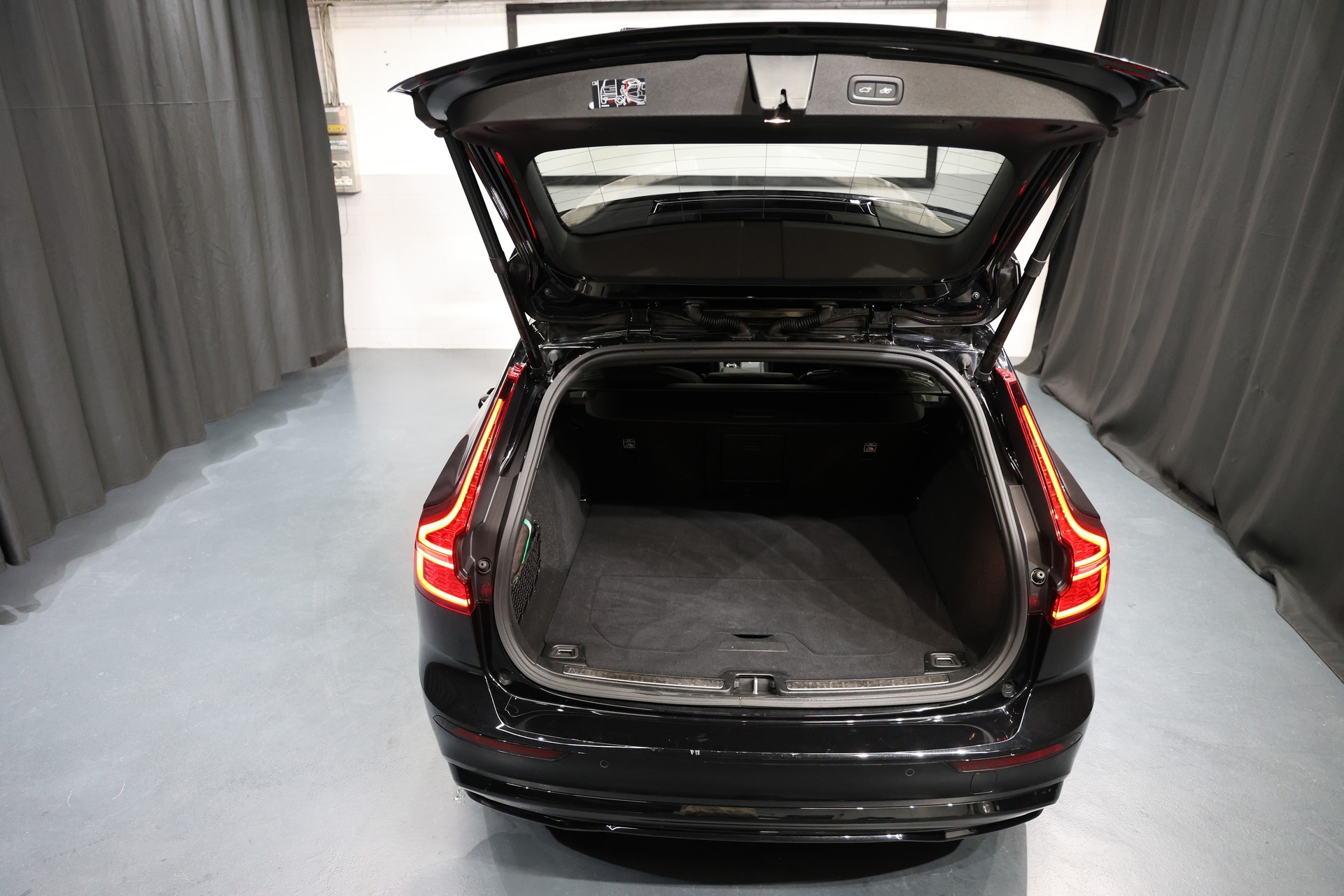 VOLVO V60 B4 Benzin Mild Hybrid Ultimate Dark DCT-image-20