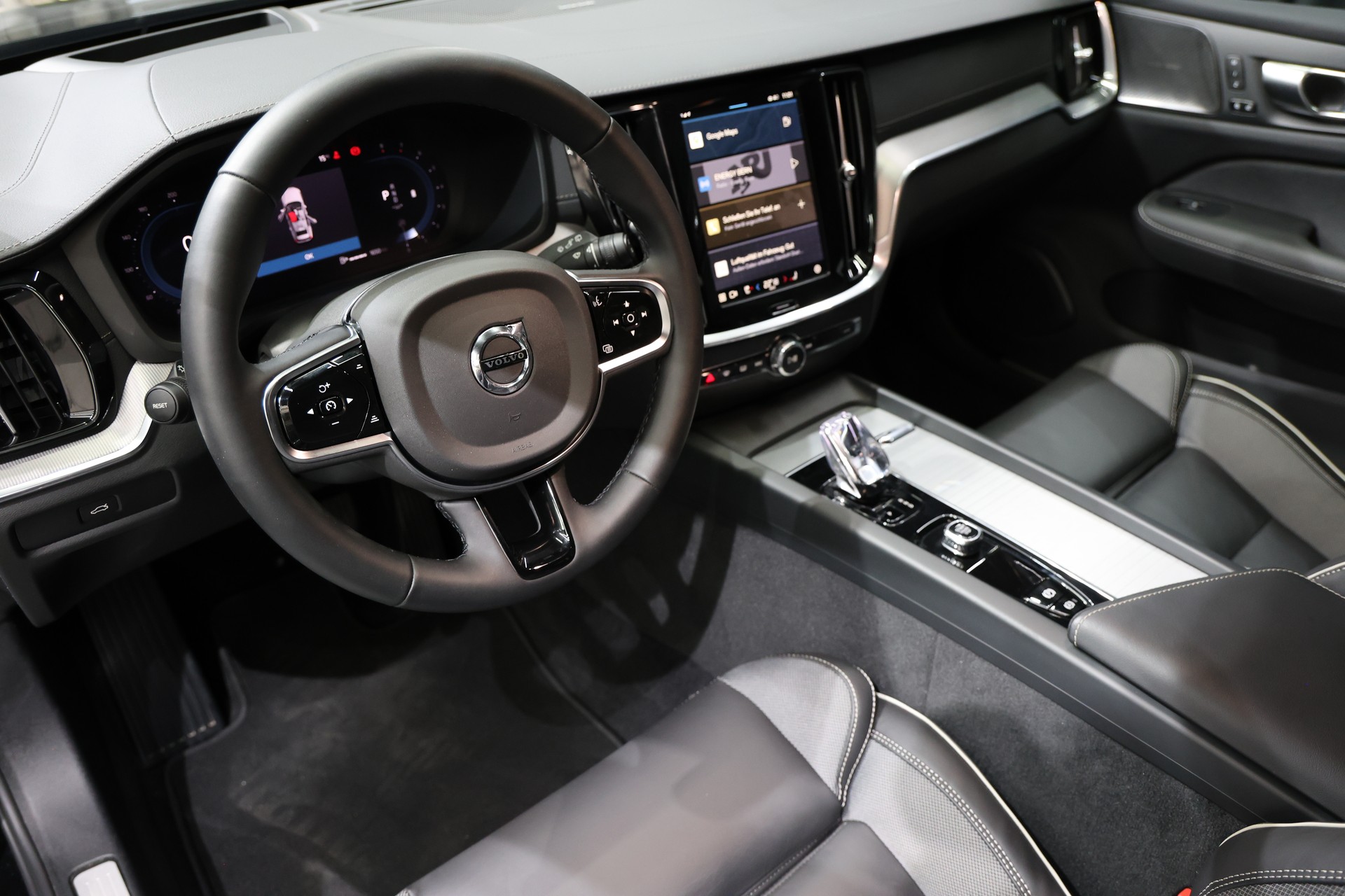 VOLVO V60 B4 Benzin Mild Hybrid Ultimate Dark DCT-showroom-element-2