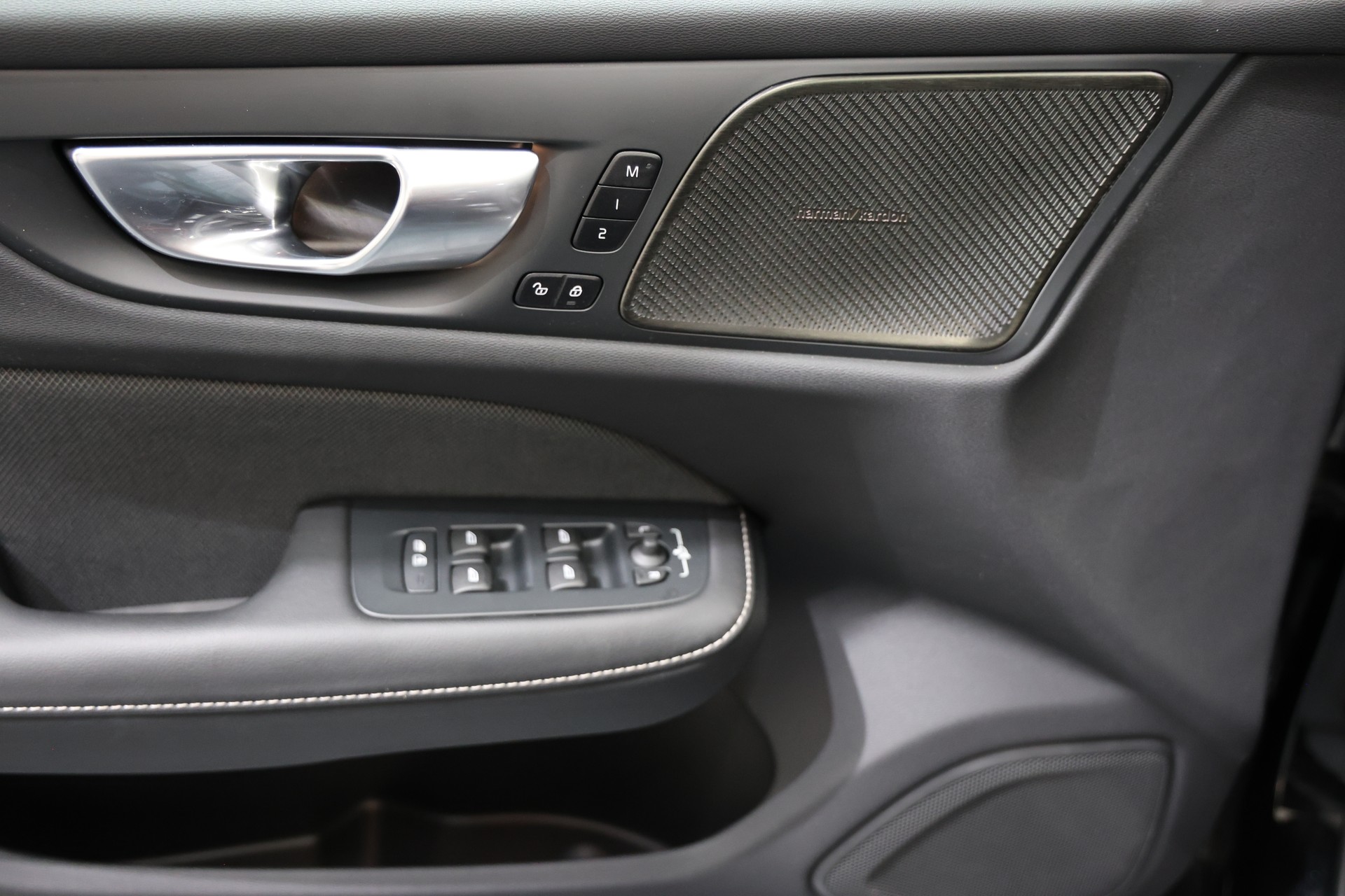 VOLVO V60 B4 Benzin Mild Hybrid Ultimate Dark DCT-showroom-element-3