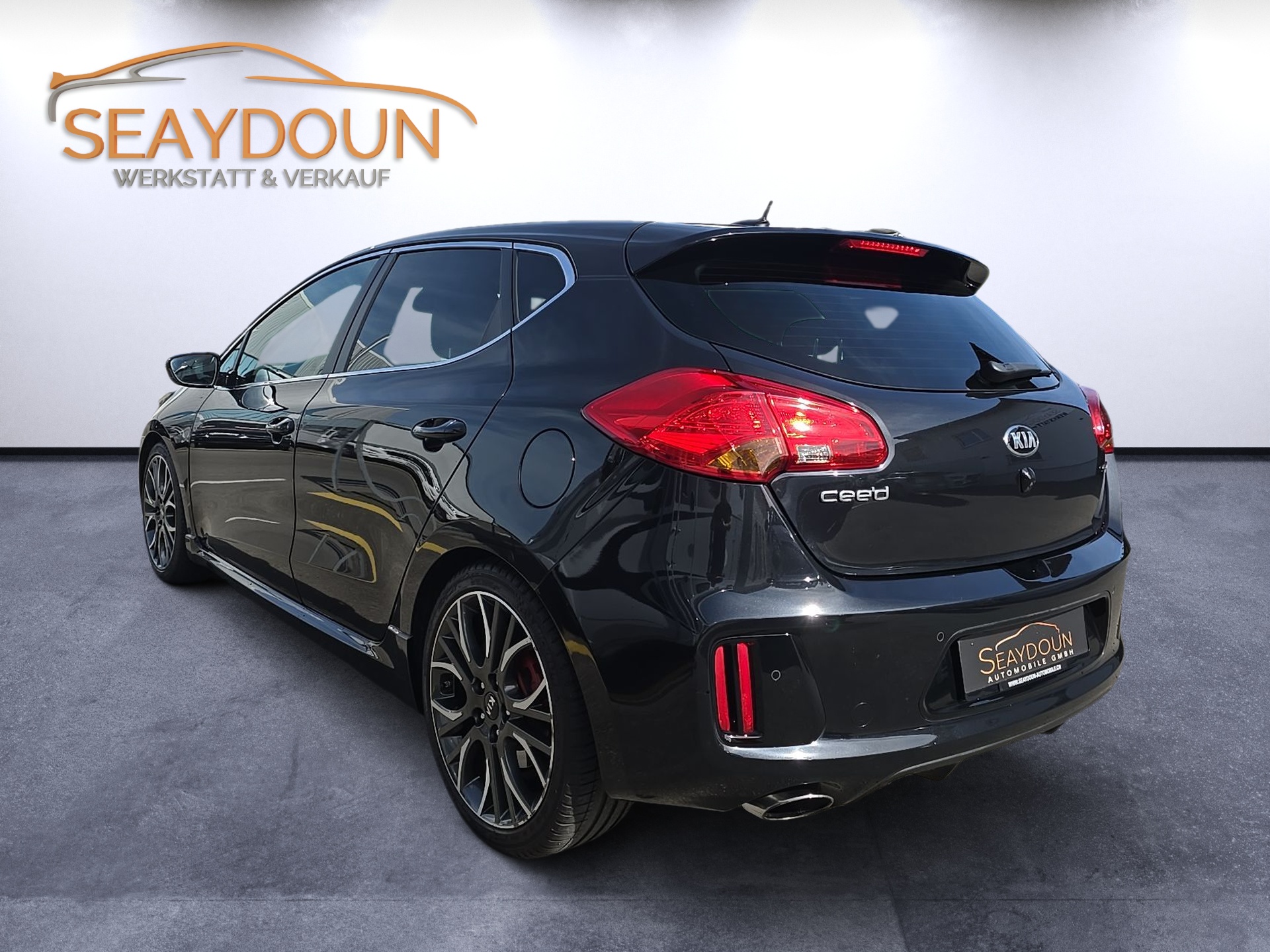 KIA CEED-showroom-element-2