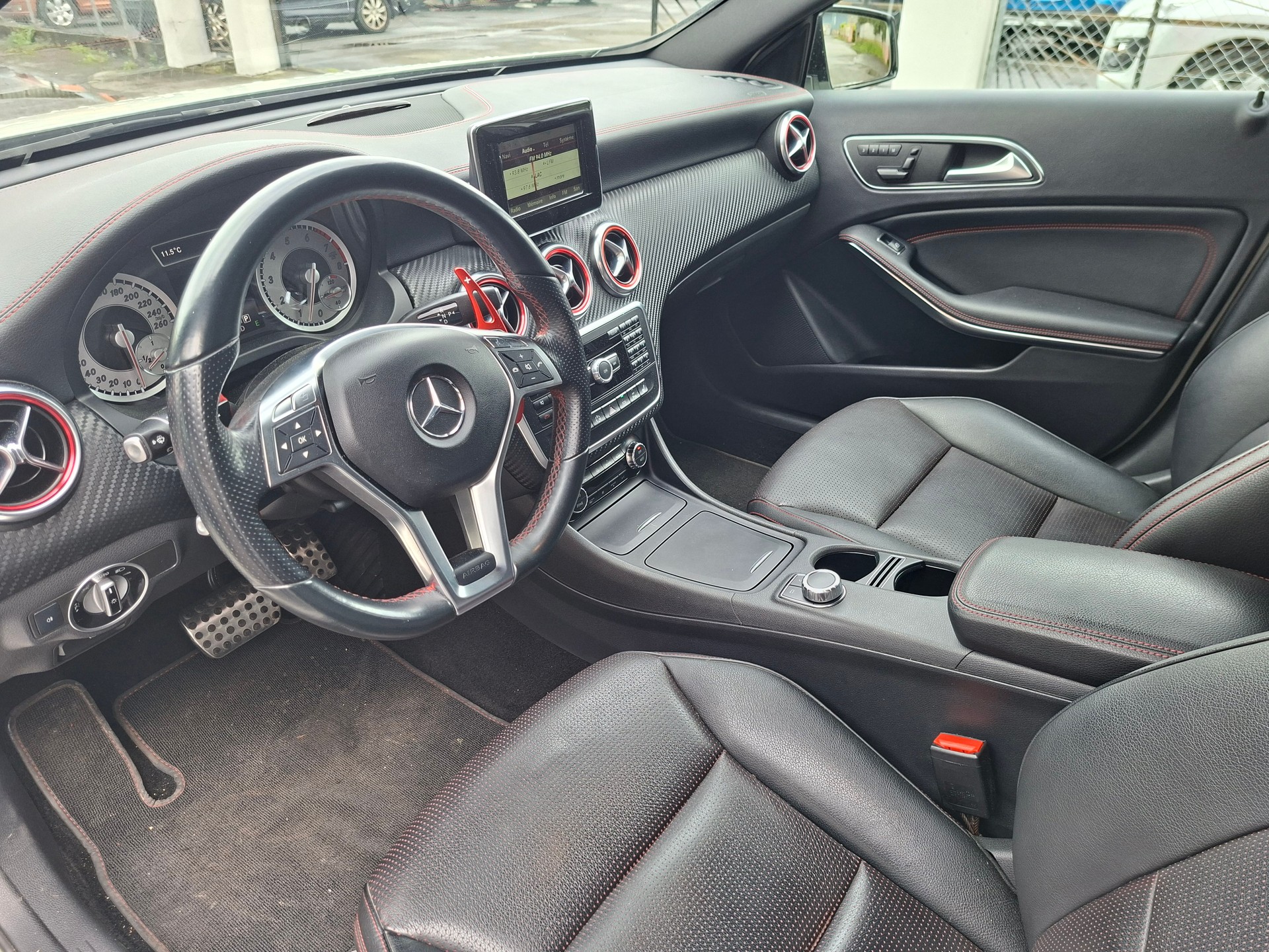 MERCEDES-BENZ A 250 AMG Line 4Matic 7G-DCT-image-4