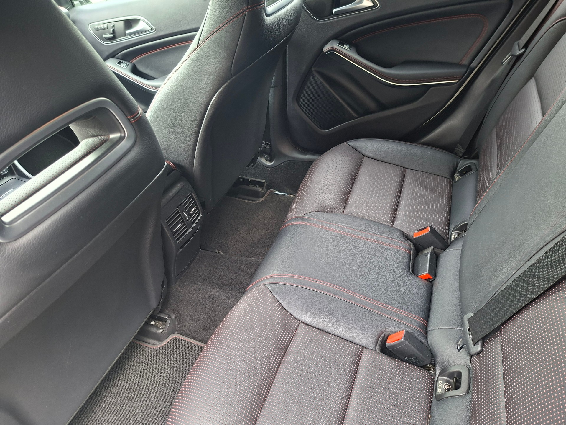 MERCEDES-BENZ A 250 AMG Line 4Matic 7G-DCT-image-5