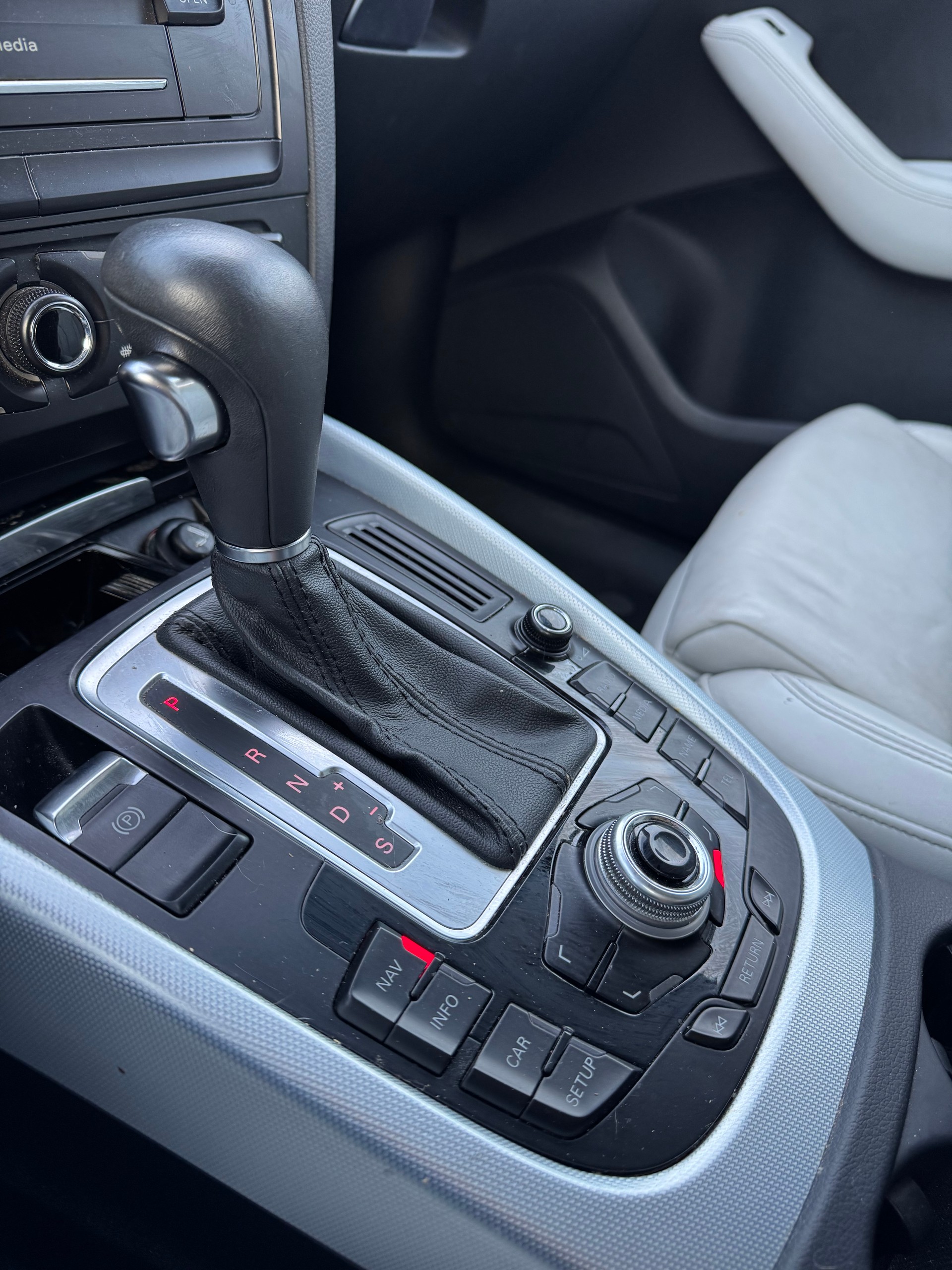 AUDI Q5 2.0 TFSI quattro S-tronic-image-9
