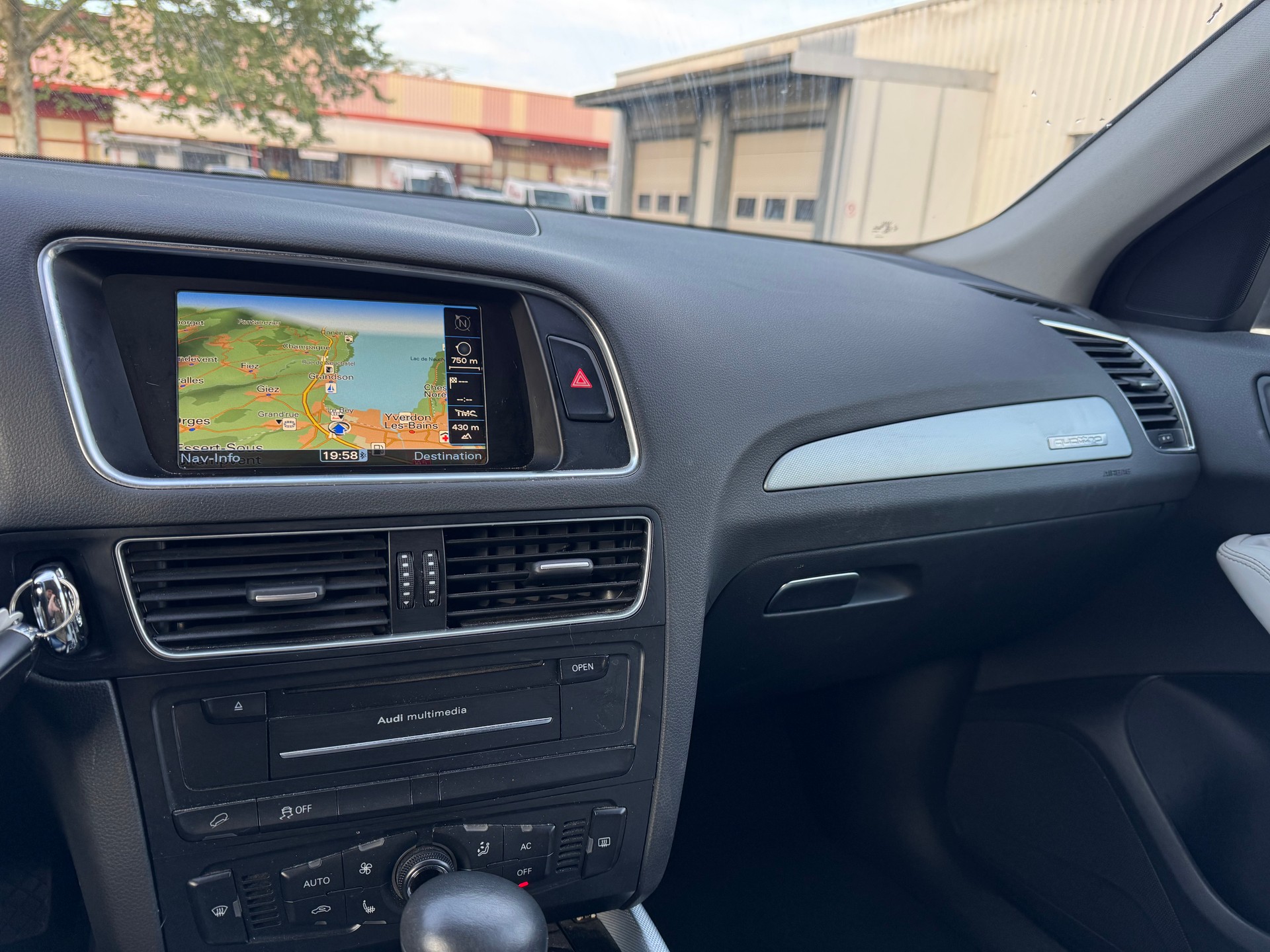 AUDI Q5 2.0 TFSI quattro S-tronic-image-8