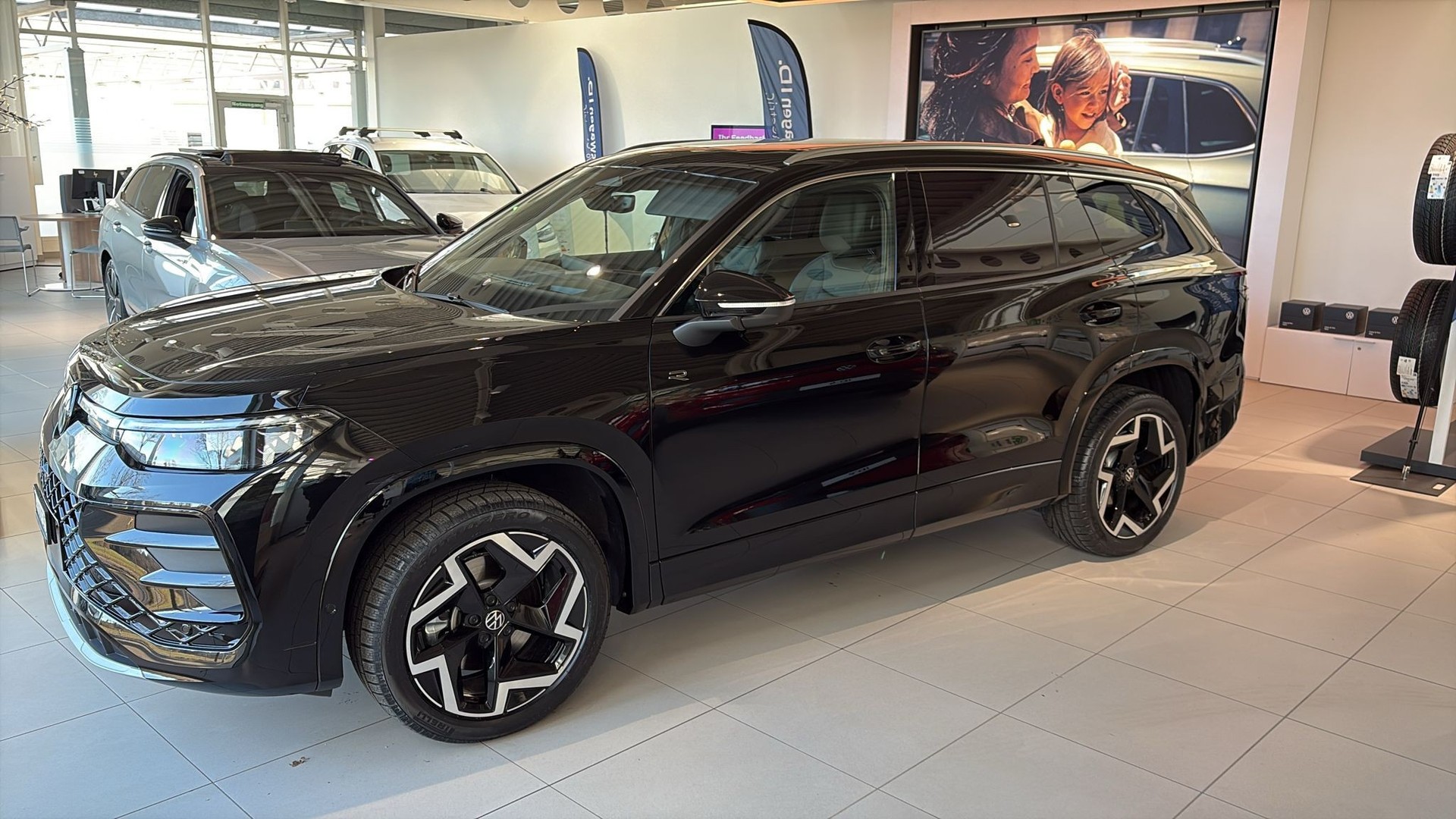 VW Fahrzeug wird im Kundenauftrag verkauft VW Tayron BLack 7 Seater-showroom-element-1