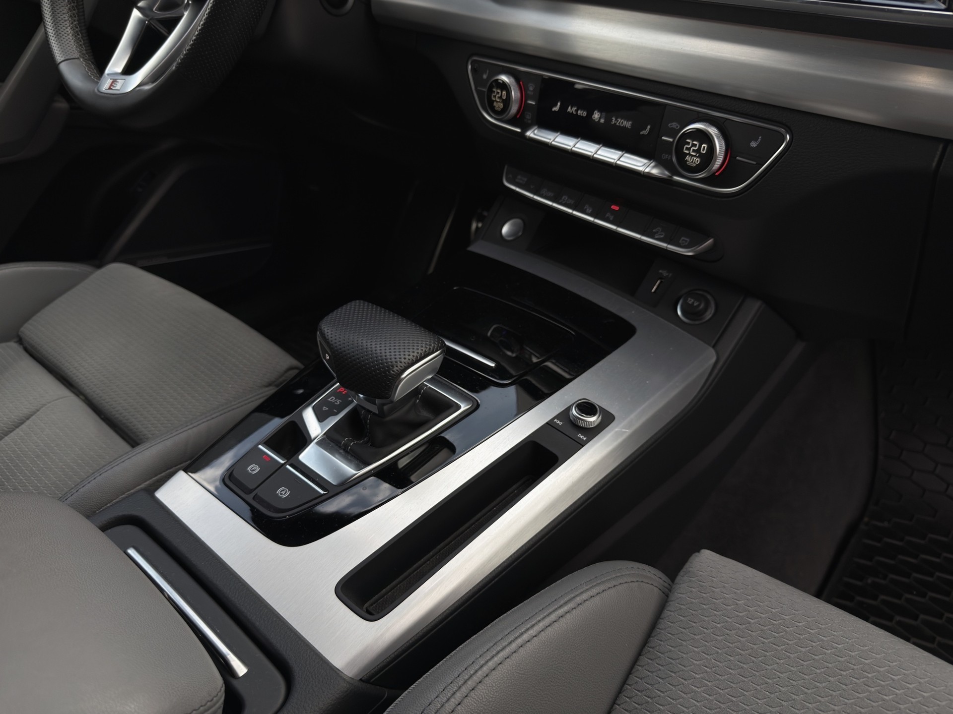 AUDI Q5 Sportback 40 TDI Blackedition quattro S-tronic-image-14