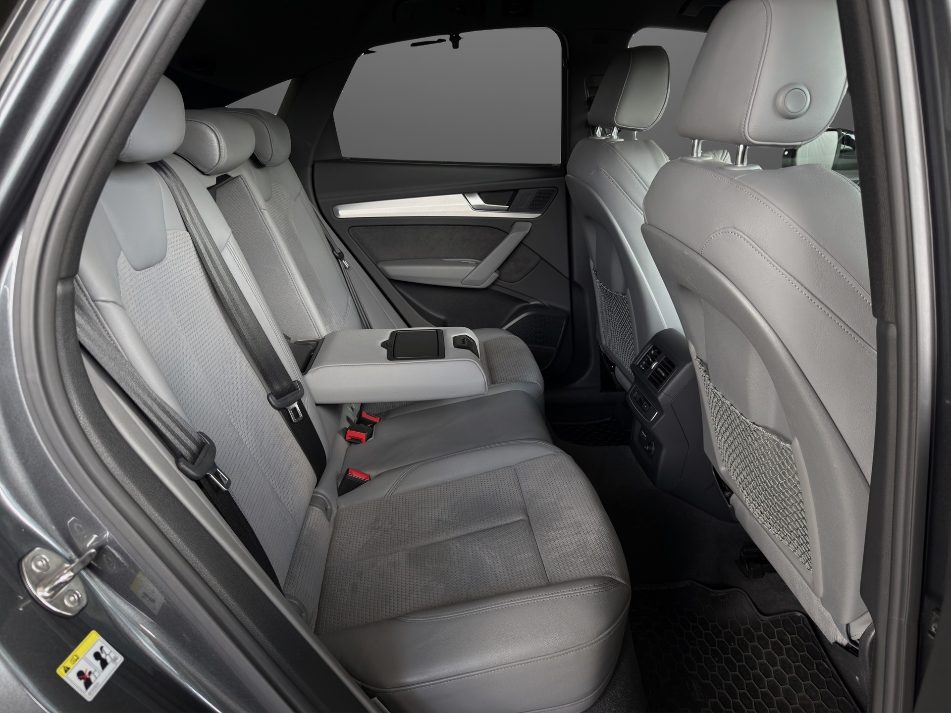 AUDI Q5 Sportback 40 TDI Blackedition quattro S-tronic-image-8