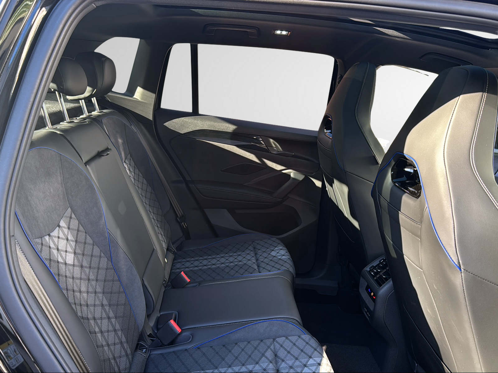 VW Tiguan 2.0 TDI SCR R-Line DSG-image-23