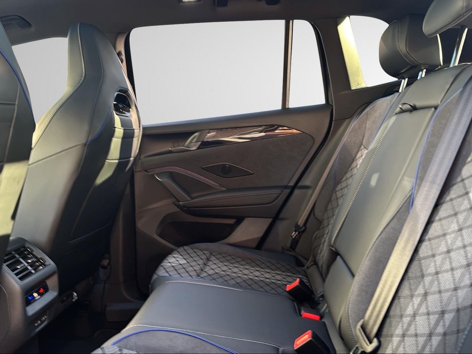 VW Tiguan 2.0 TDI SCR R-Line DSG-image-21