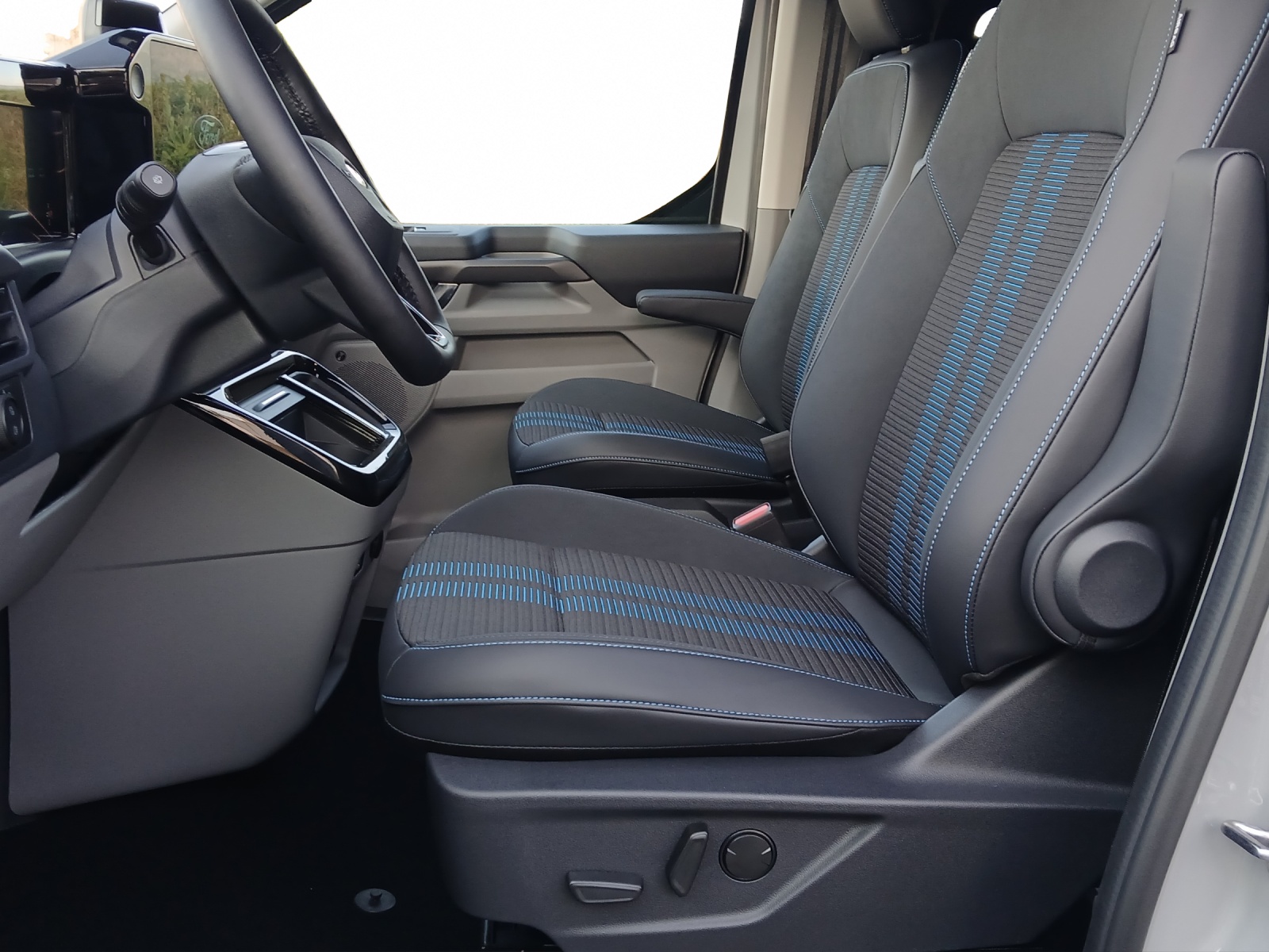FORD Tourneo Custom Bus 340 L1 2.5 Duratec 233 Sport PHEV-image-6