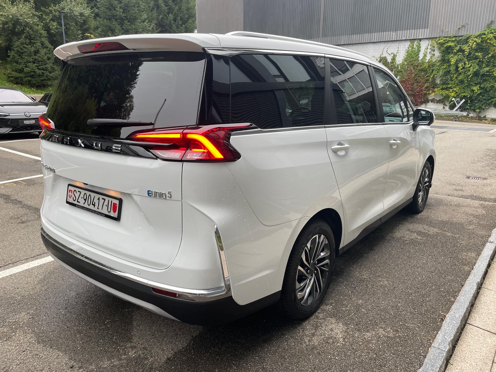 MAXUS eUniq 5 Grand Wagon 6-Sitzer 70kWh-showroom-element-3