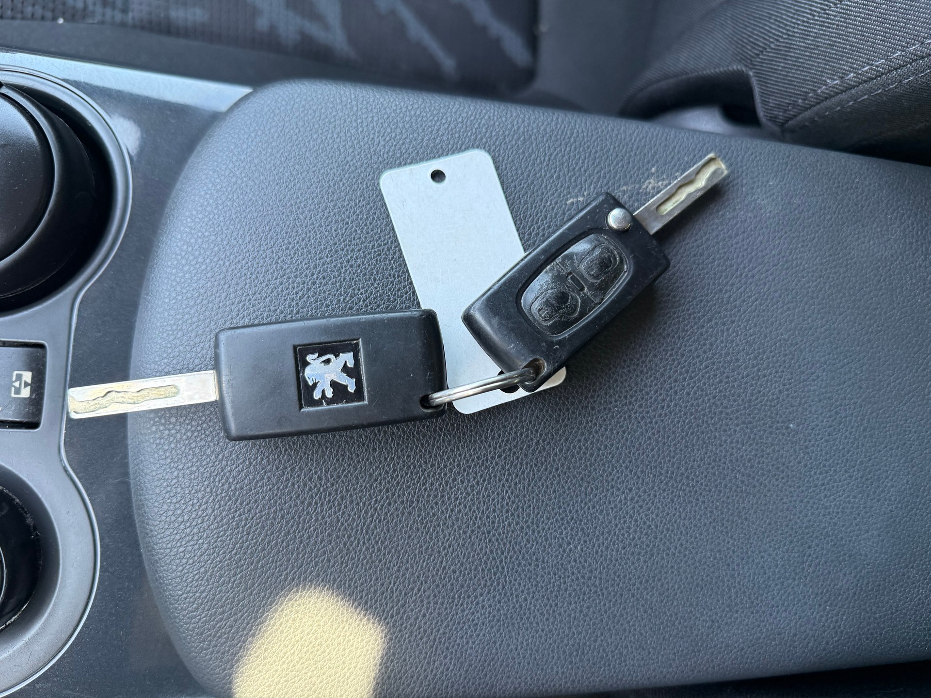 PEUGEOT 3008 1.6 16V T Sport Pack-image-19