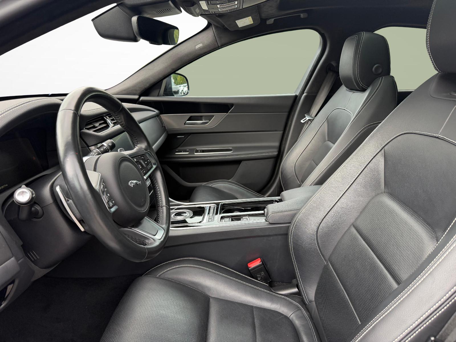 JAGUAR XF 2.0 T 300 Chequered Flag AWD-showroom-element-1
