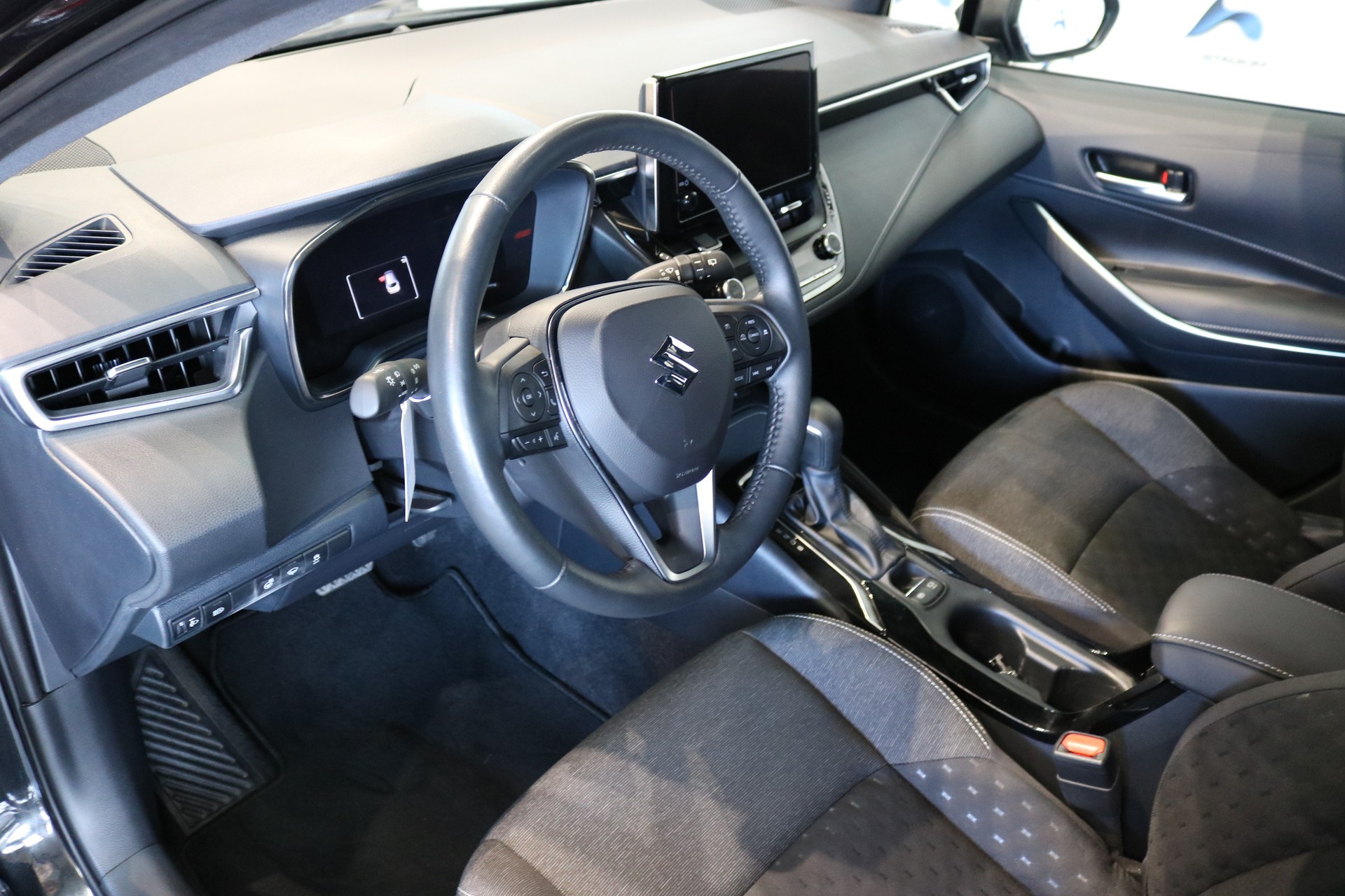 SUZUKI SWACE 1.8 Hybrid Compact Top Automatique-showroom-element-1
