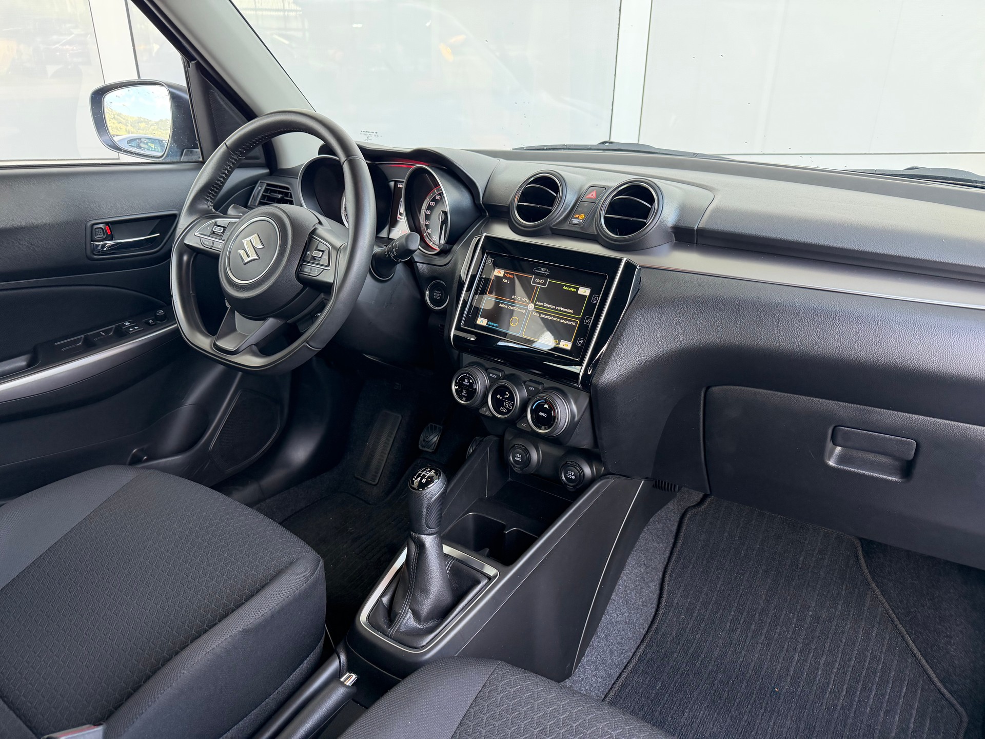 SUZUKI Swift 1.2 Compact Top Hybrid-showroom-element-2
